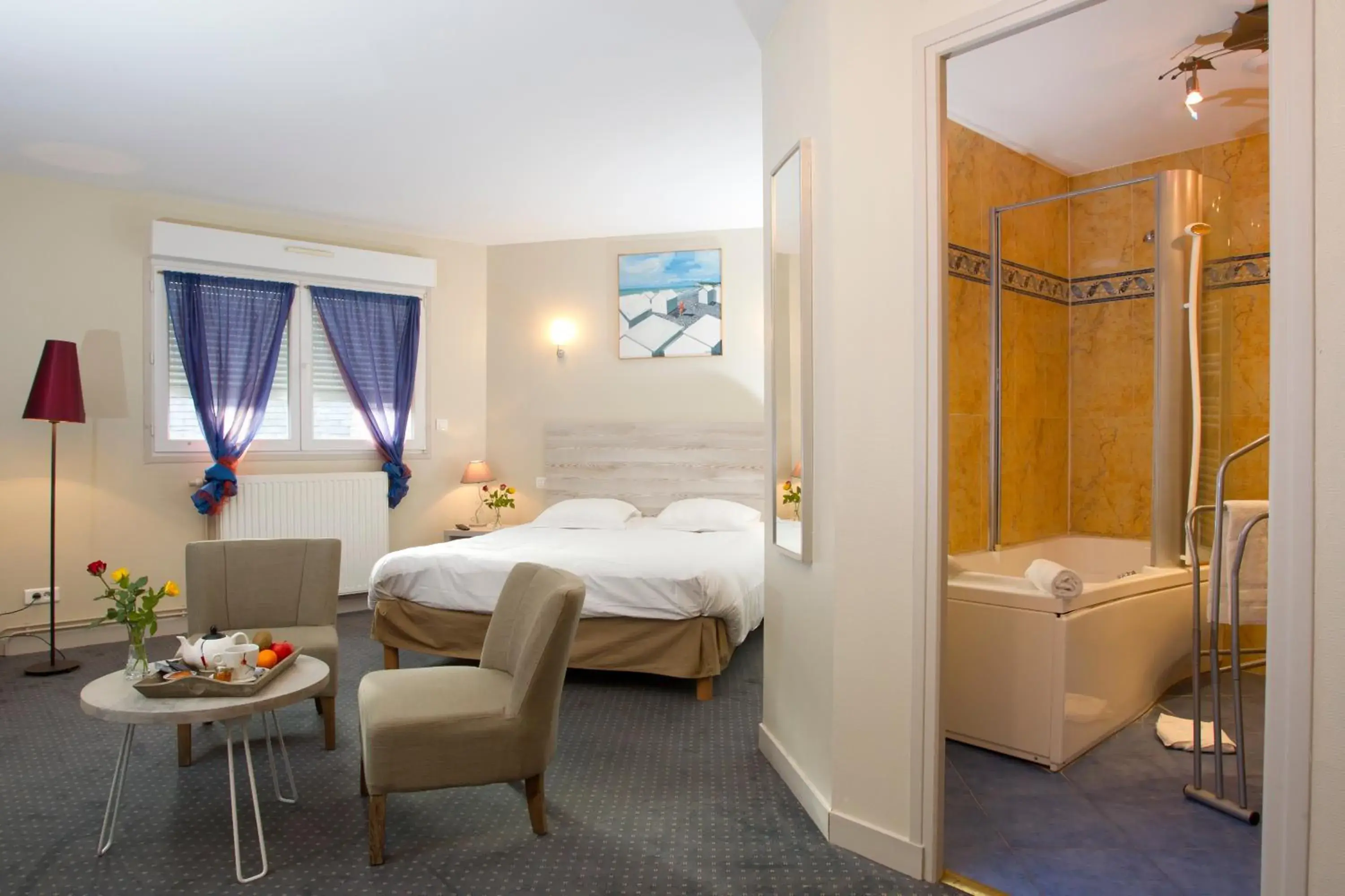 Photo of the whole room in Hotel du Port et des Bains