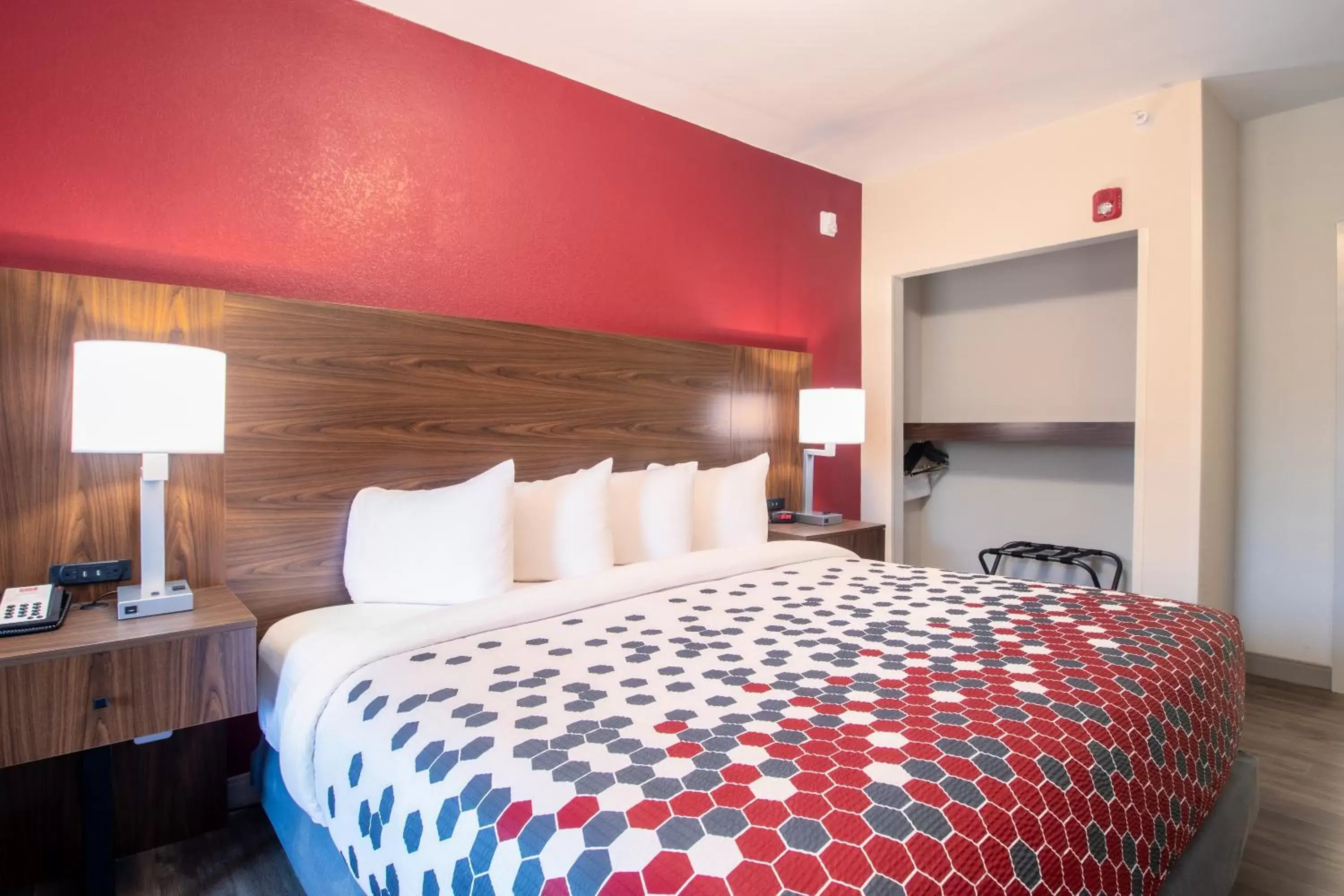 Bed in Econo Lodge Inn & Suites Foley-North Gulf Shores