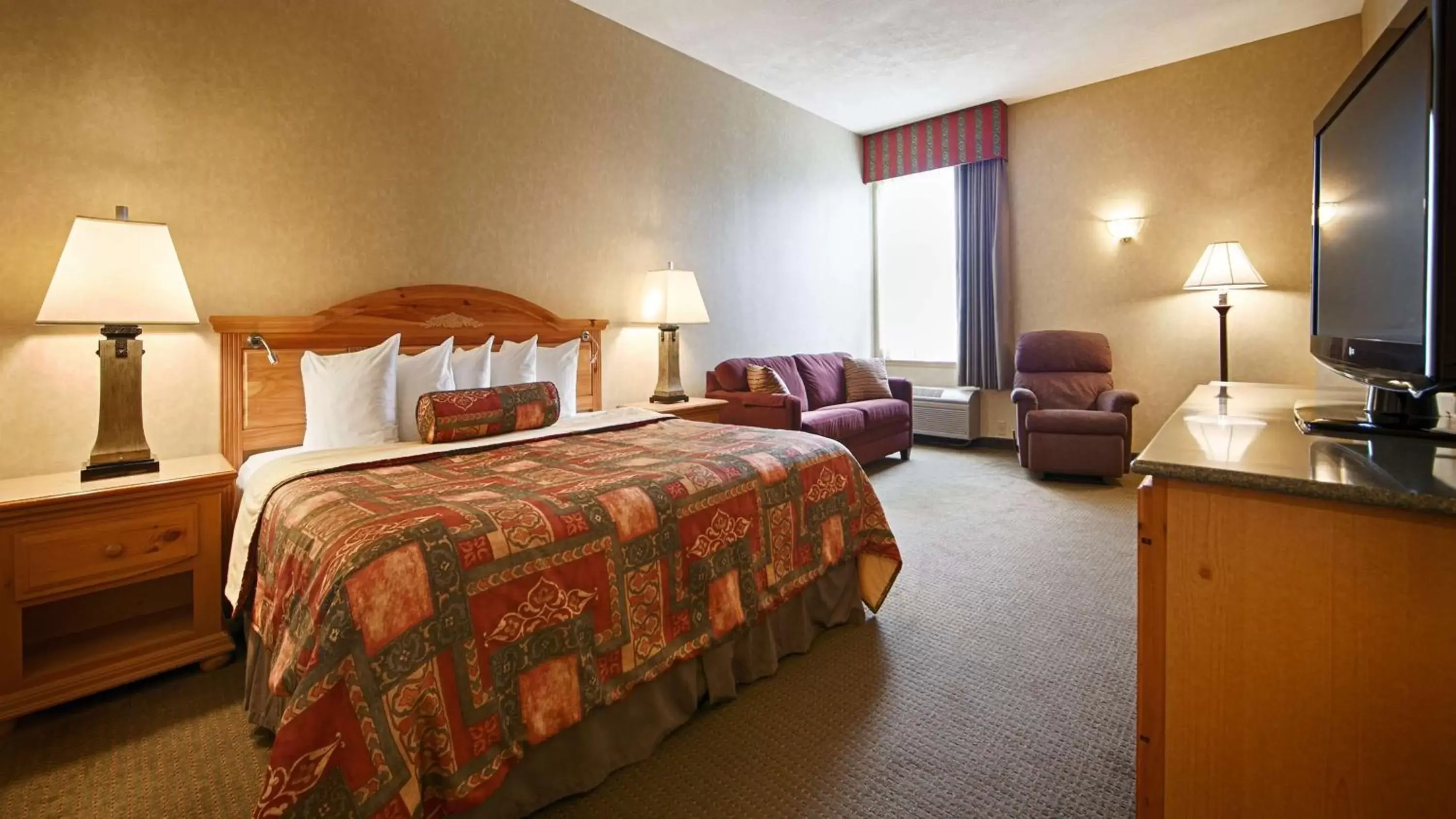 King Room with Mobility Accessible Roll-In Shower - Non-Smoking in Best Western PLUS Revere Inn & Suites