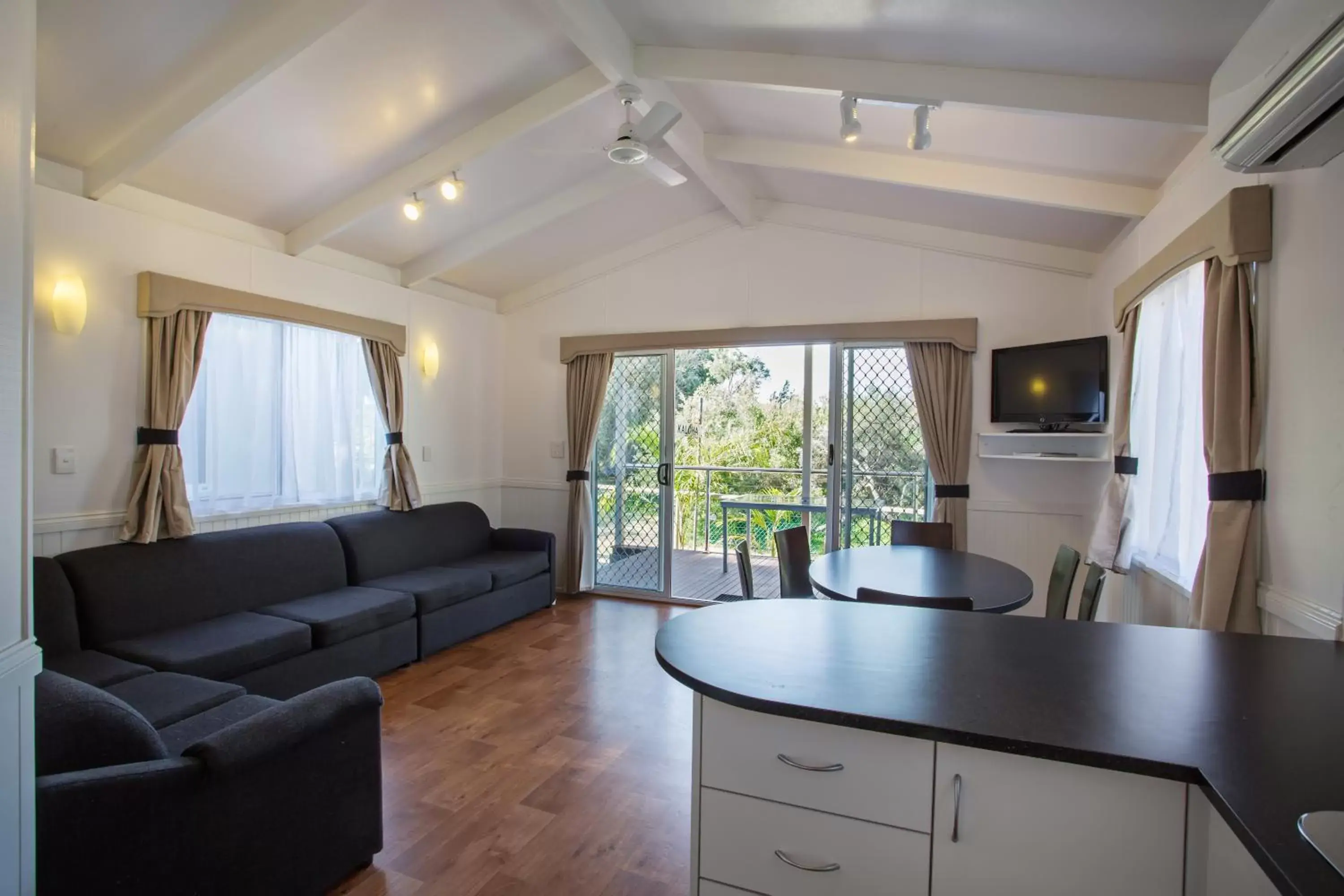 Living room, Kitchen/Kitchenette in Kaloha Holiday Resort Phillip Island