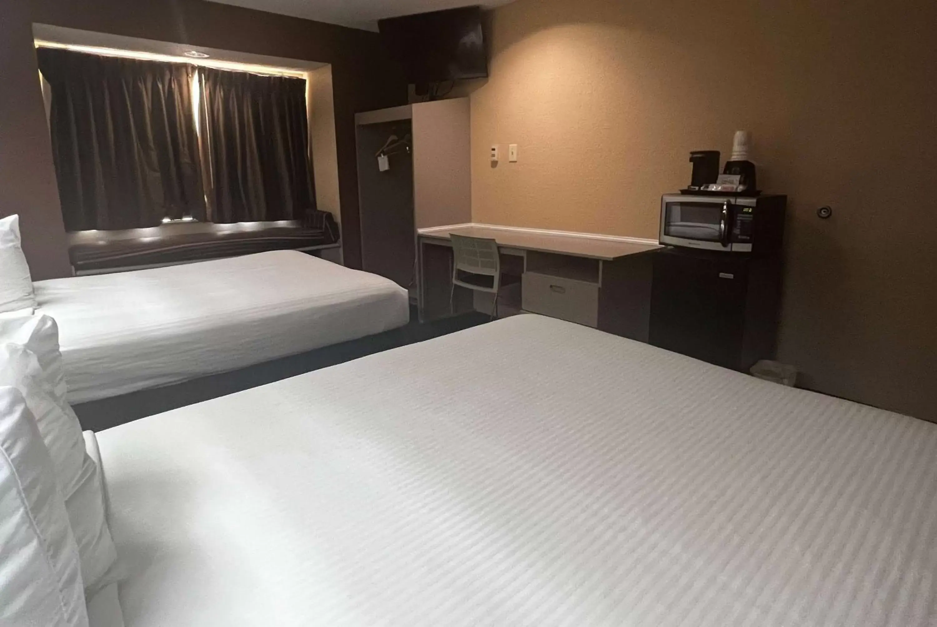 Photo of the whole room, Bed in Microtel Inn & Suites by Wyndham Houston/Webster/Nasa/Clearlake