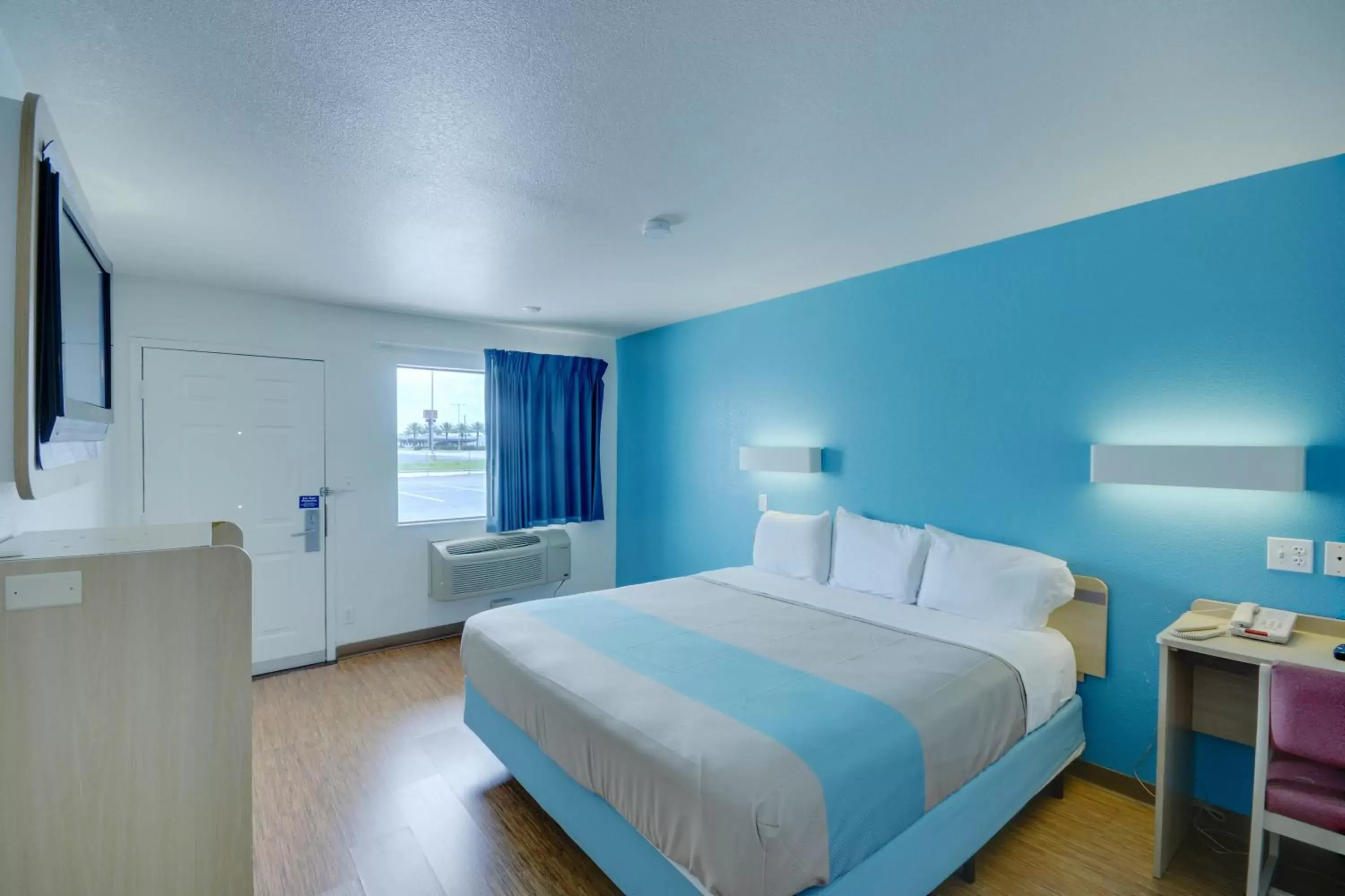 Bedroom in Motel 6-Webster, TX - Houston - Nasa Lake