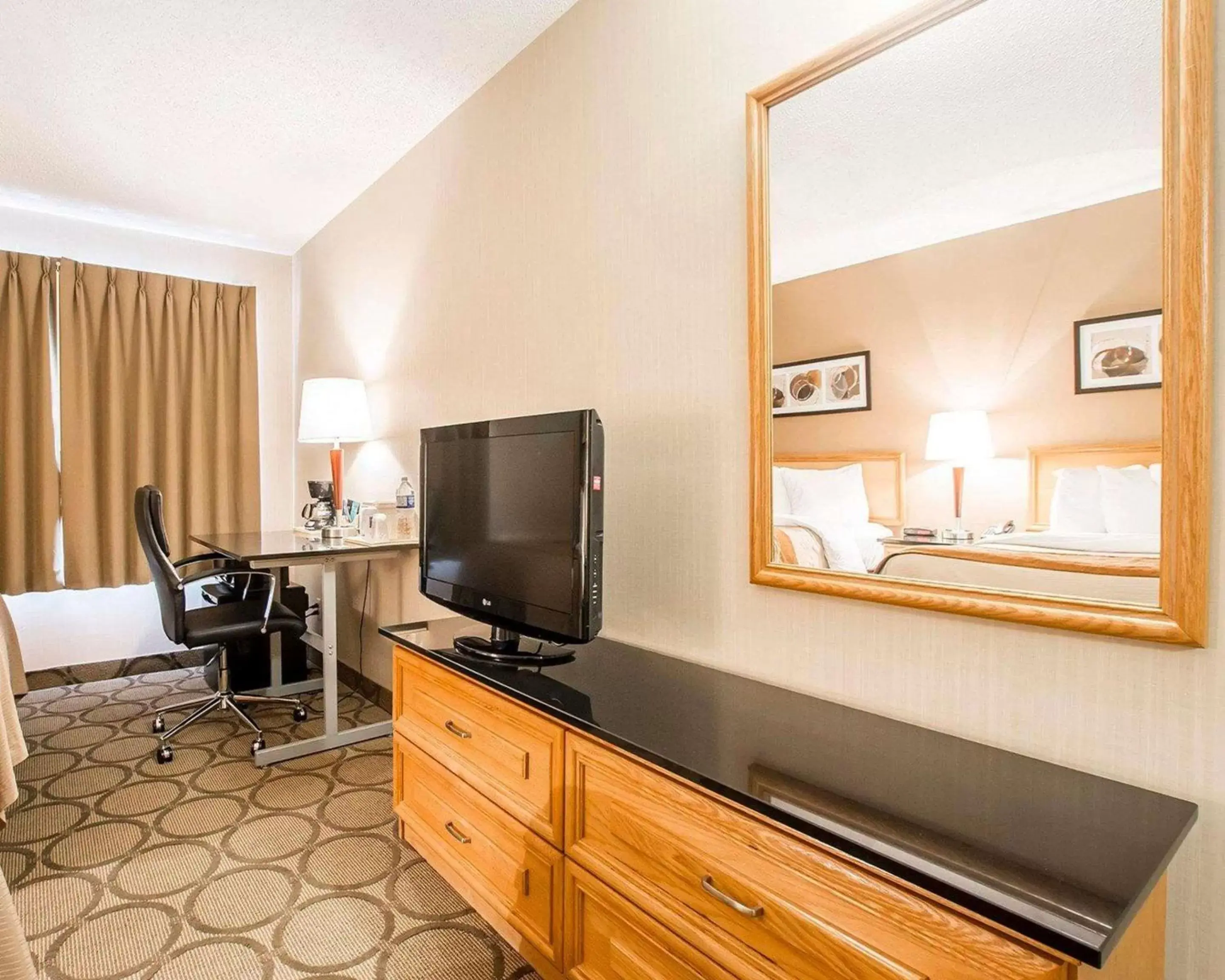 Photo of the whole room, TV/Entertainment Center in Comfort Inn Rimouski