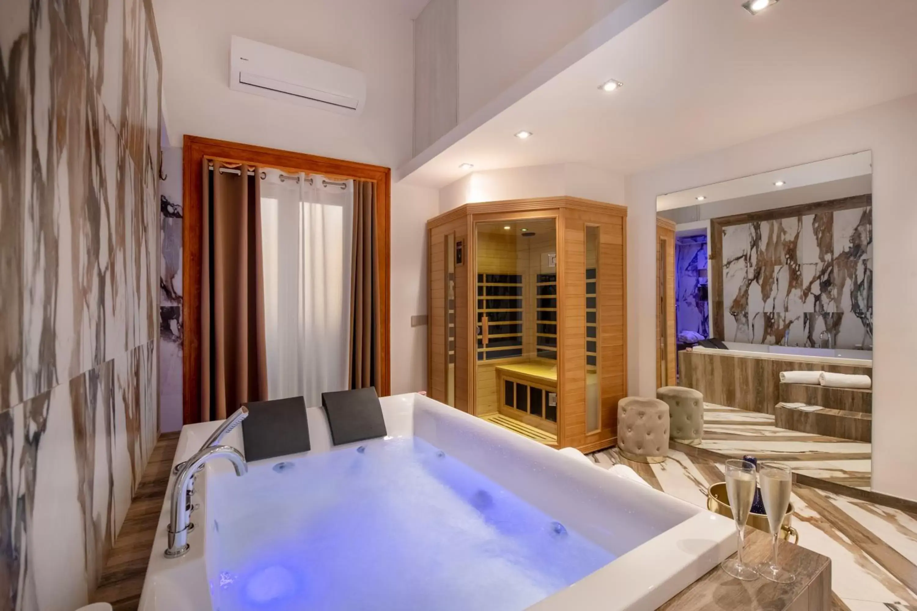 Hot Tub, Swimming Pool in Sant'Antonino Luxury Suite