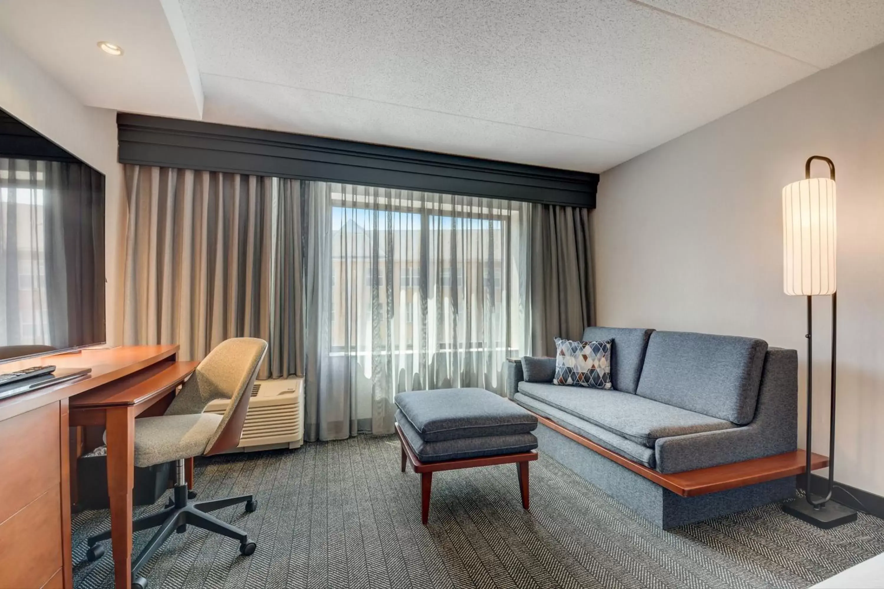 Photo of the whole room, Seating Area in Courtyard Cincinnati North at Union Centre