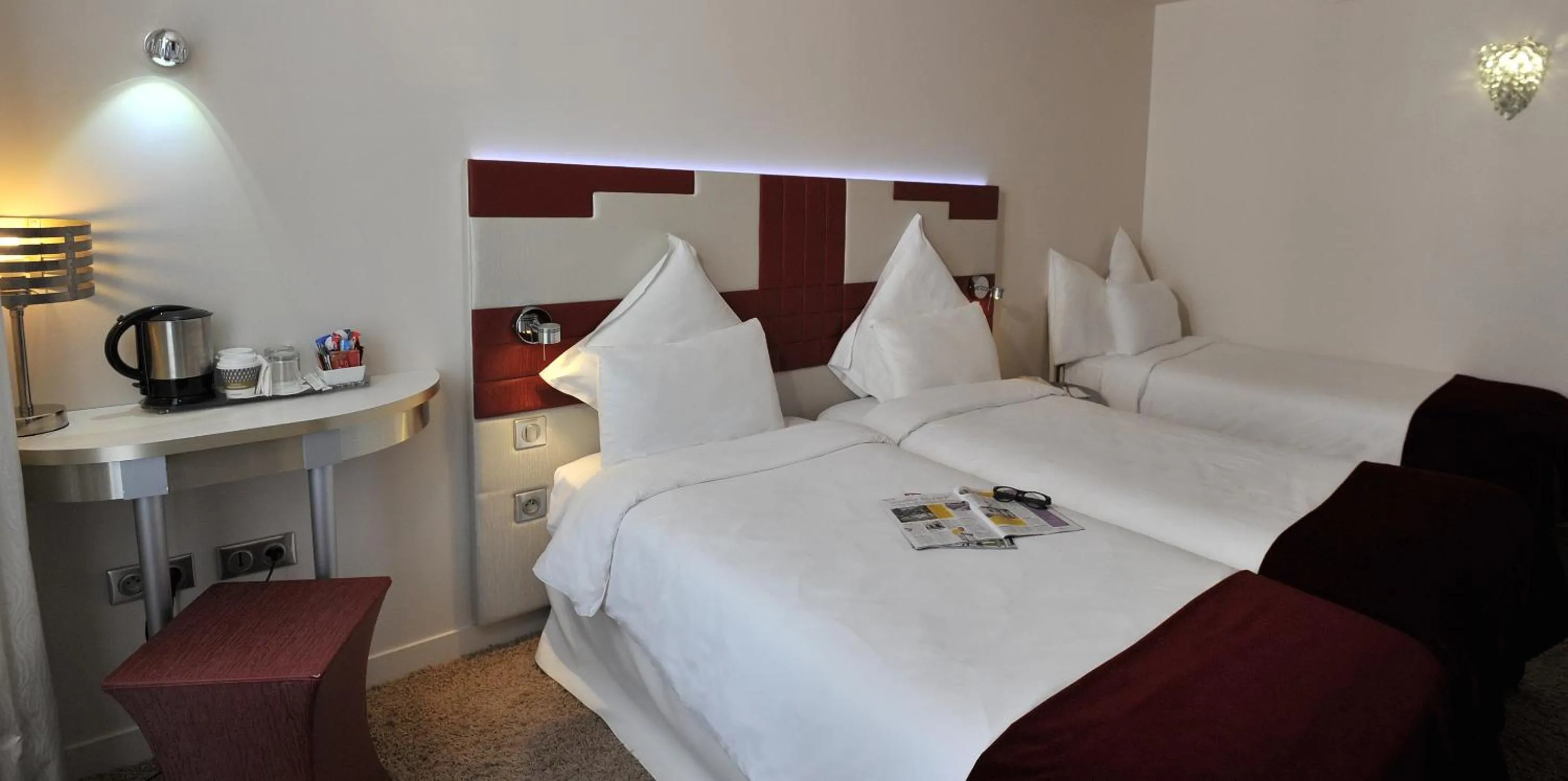 Photo of the whole room, Bed in Mercure Paris Opéra Faubourg Montmartre