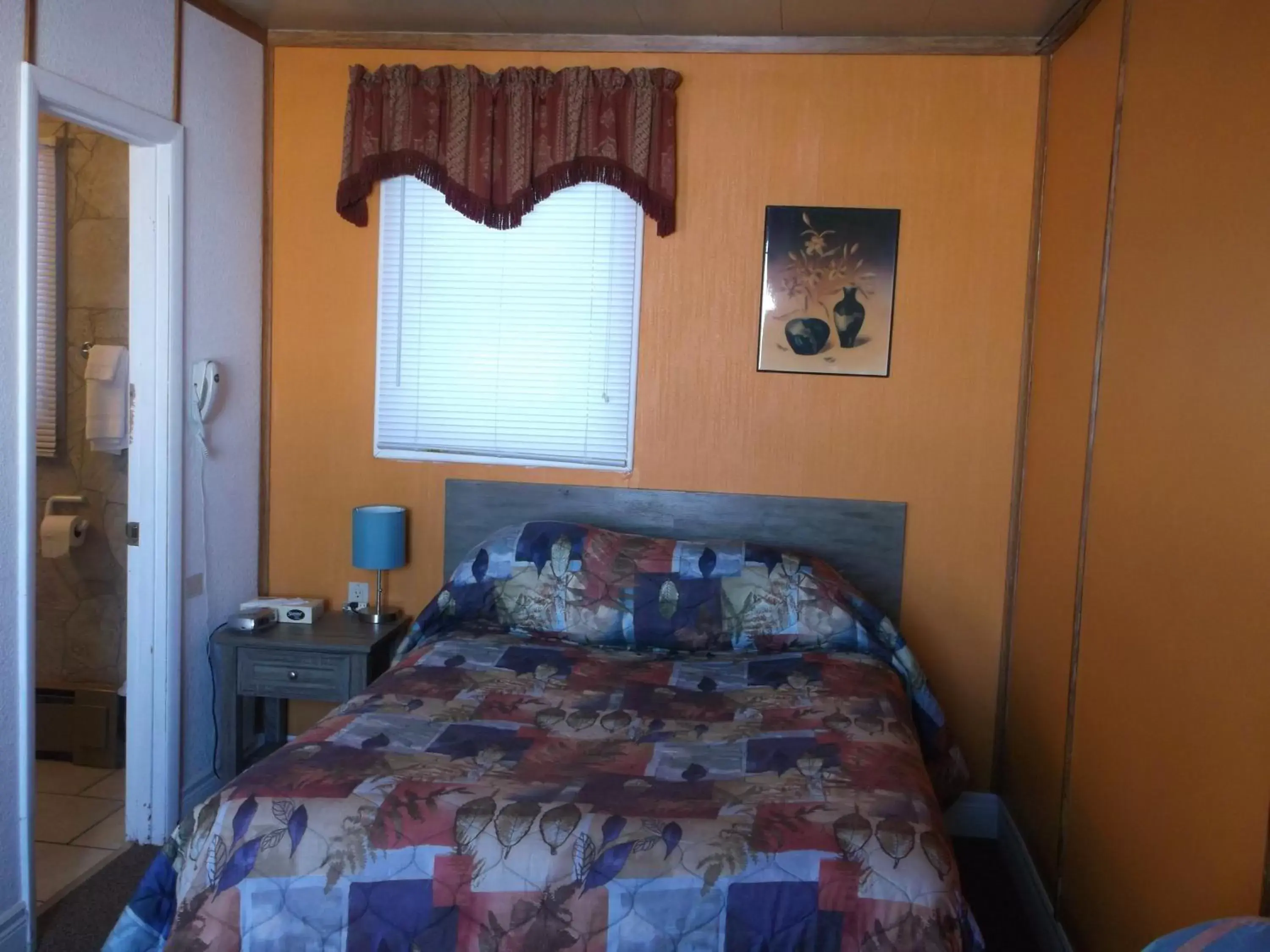 Photo of the whole room, Bed in Haileybury Beach Motel