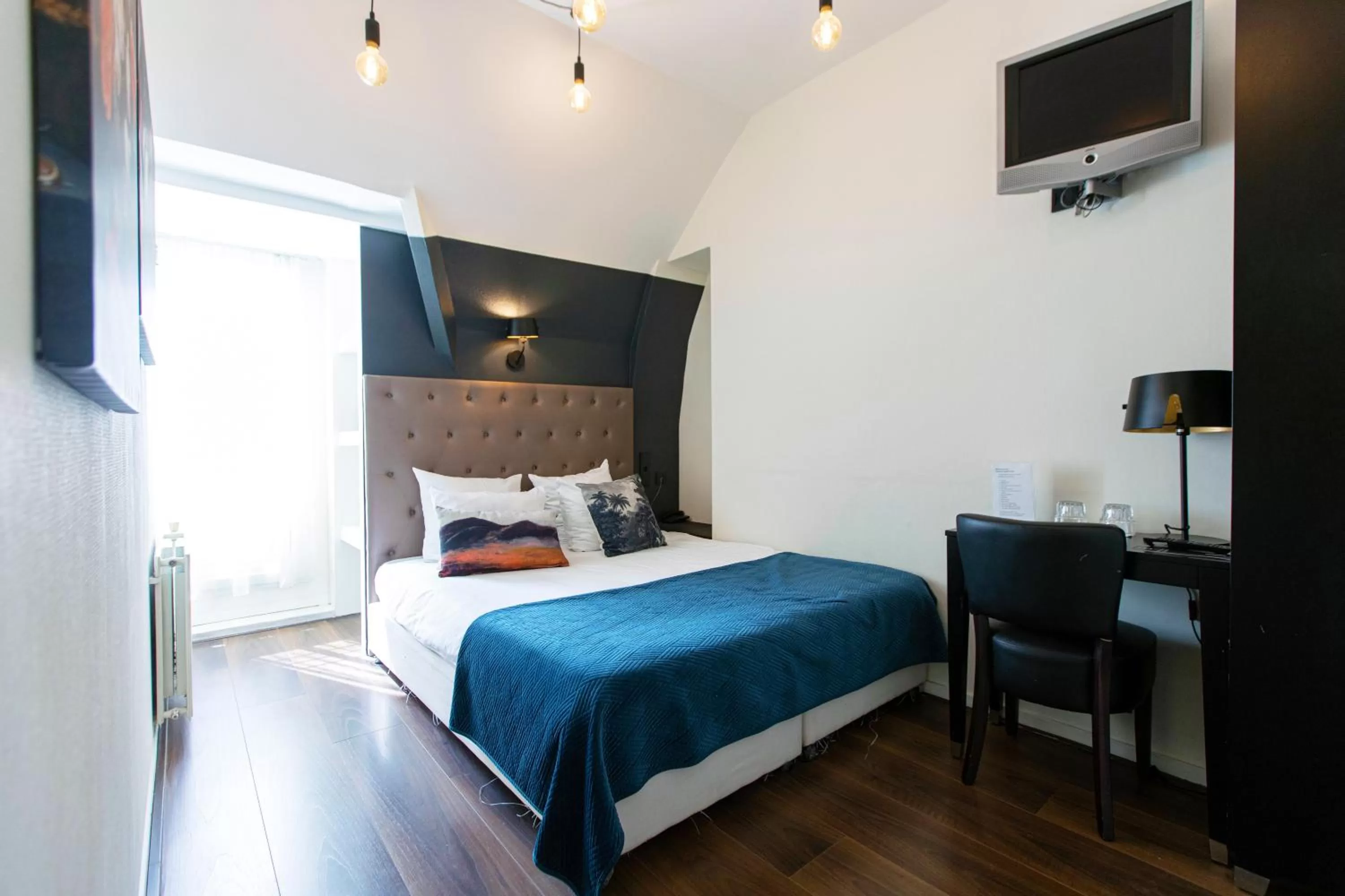 Bed in Quentin England Hotel