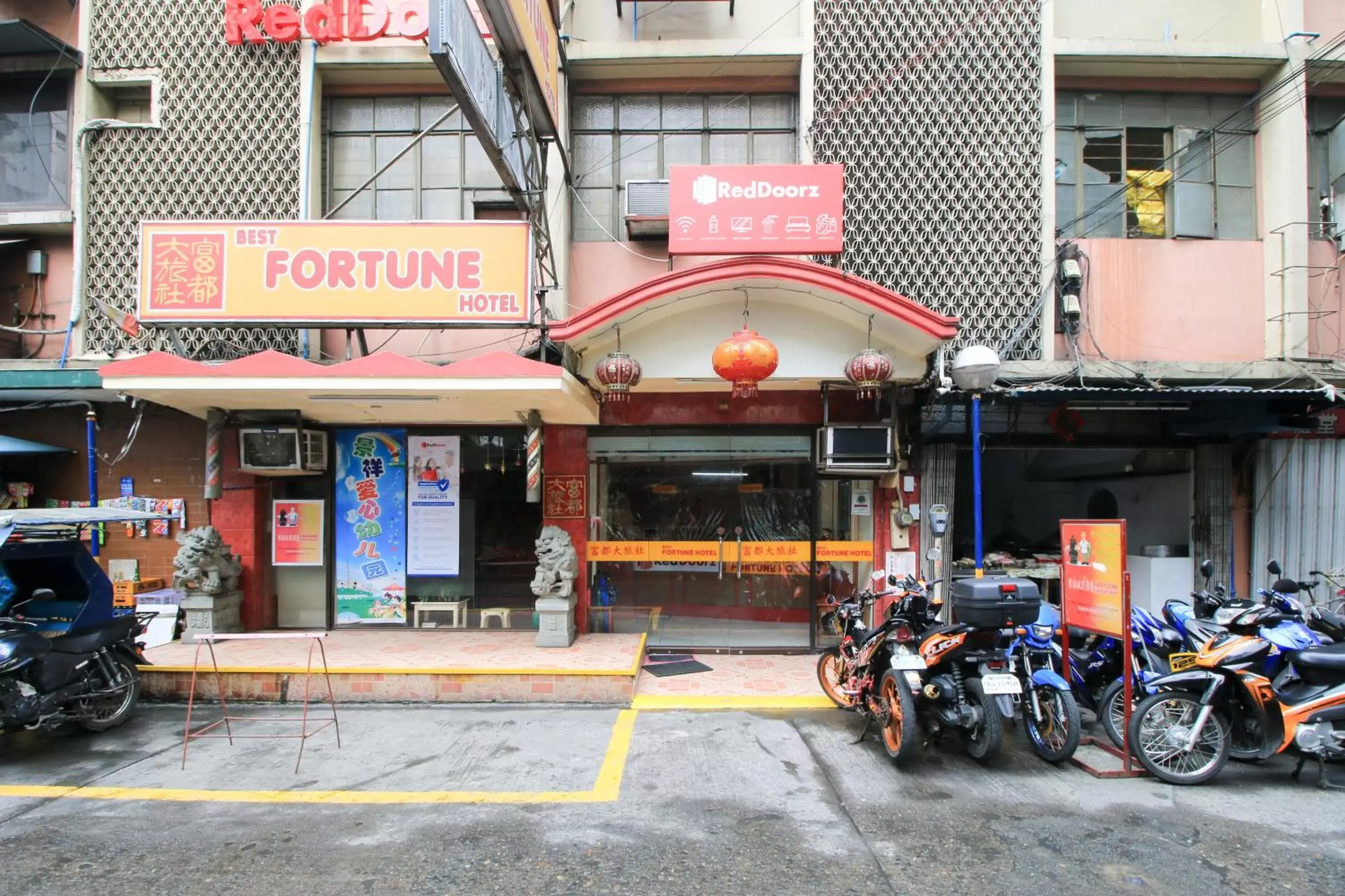 Facade/entrance in RedDoorz Plus @ Chinatown Binondo