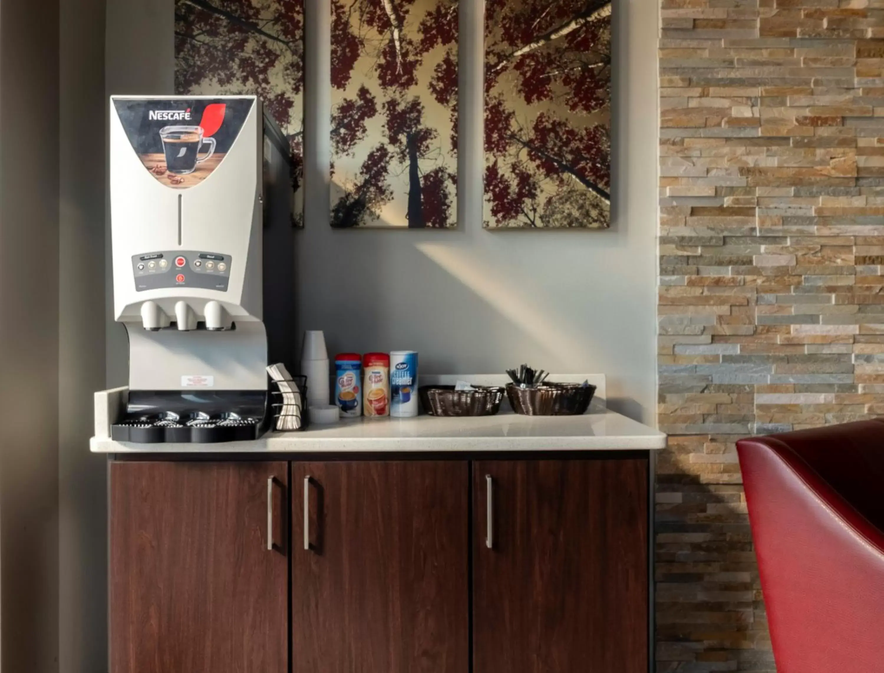 Lobby or reception, Kitchen/Kitchenette in Red Roof Inn Monroe