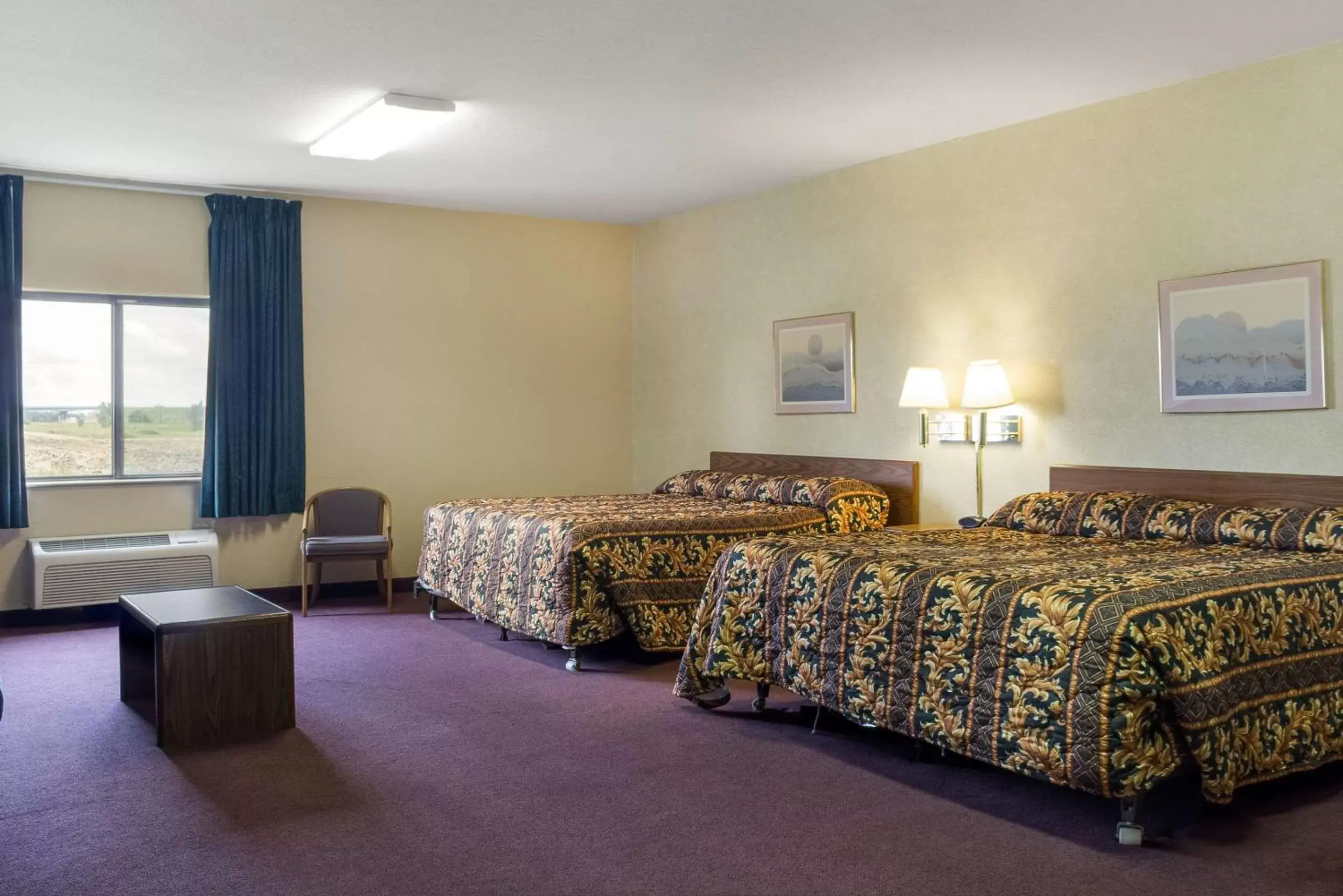 Photo of the whole room, Bed in Rodeway Inn Wahpeton