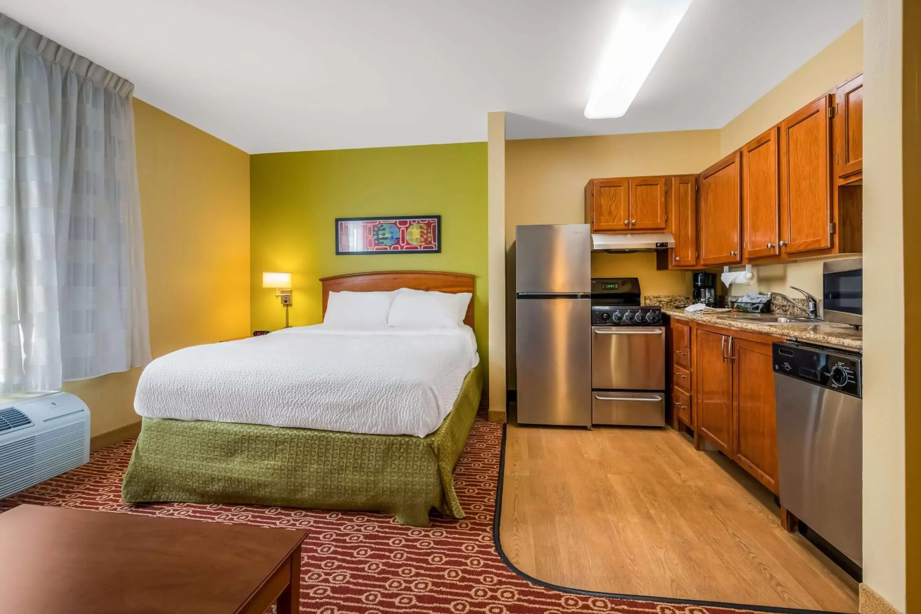 Photo of the whole room, Kitchen/Kitchenette in Sonesta Simply Suites Detroit Novi