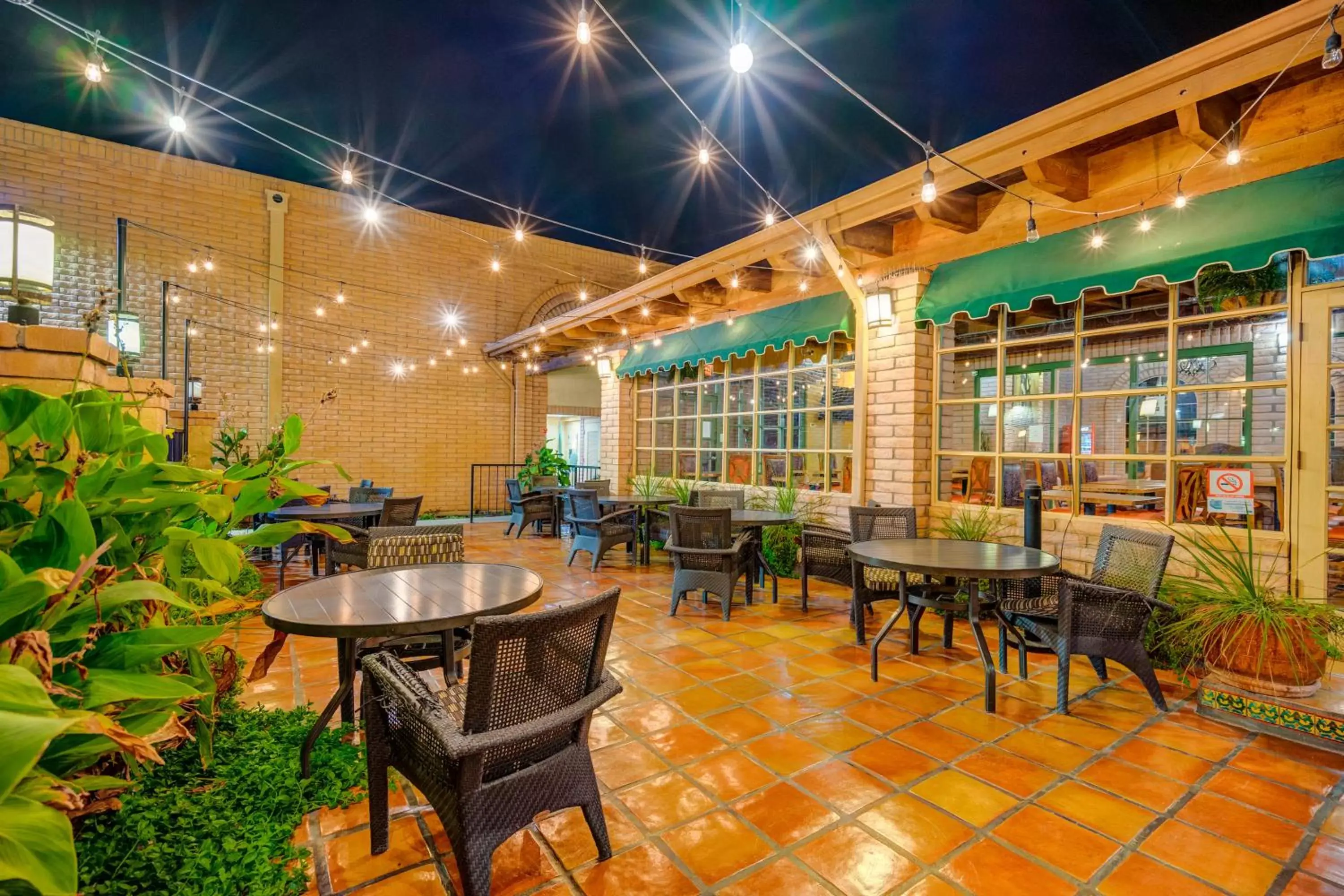 Patio, Restaurant/Places to Eat in Sierra Suites Boutique Hotel