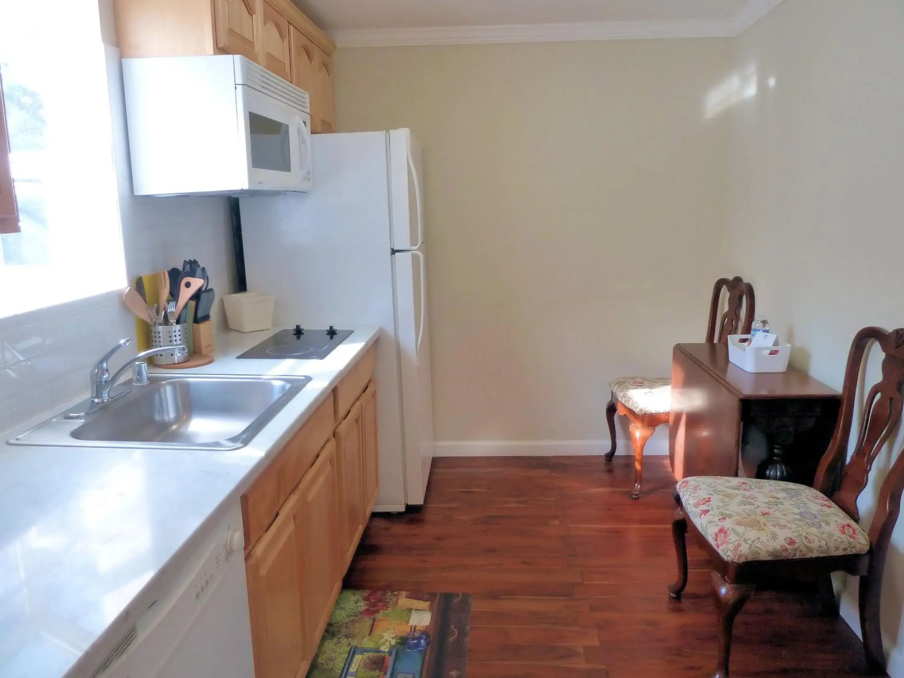 Kitchen or kitchenette, Kitchen/Kitchenette in Americas Best Value Inn Royal Carriage