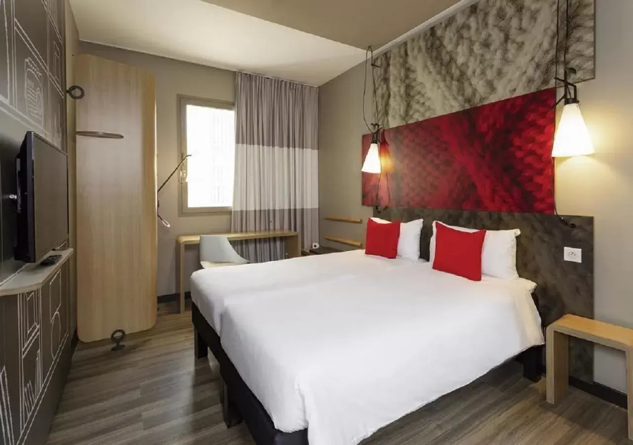 Bed in ibis Beaune La Ferme Aux Vins