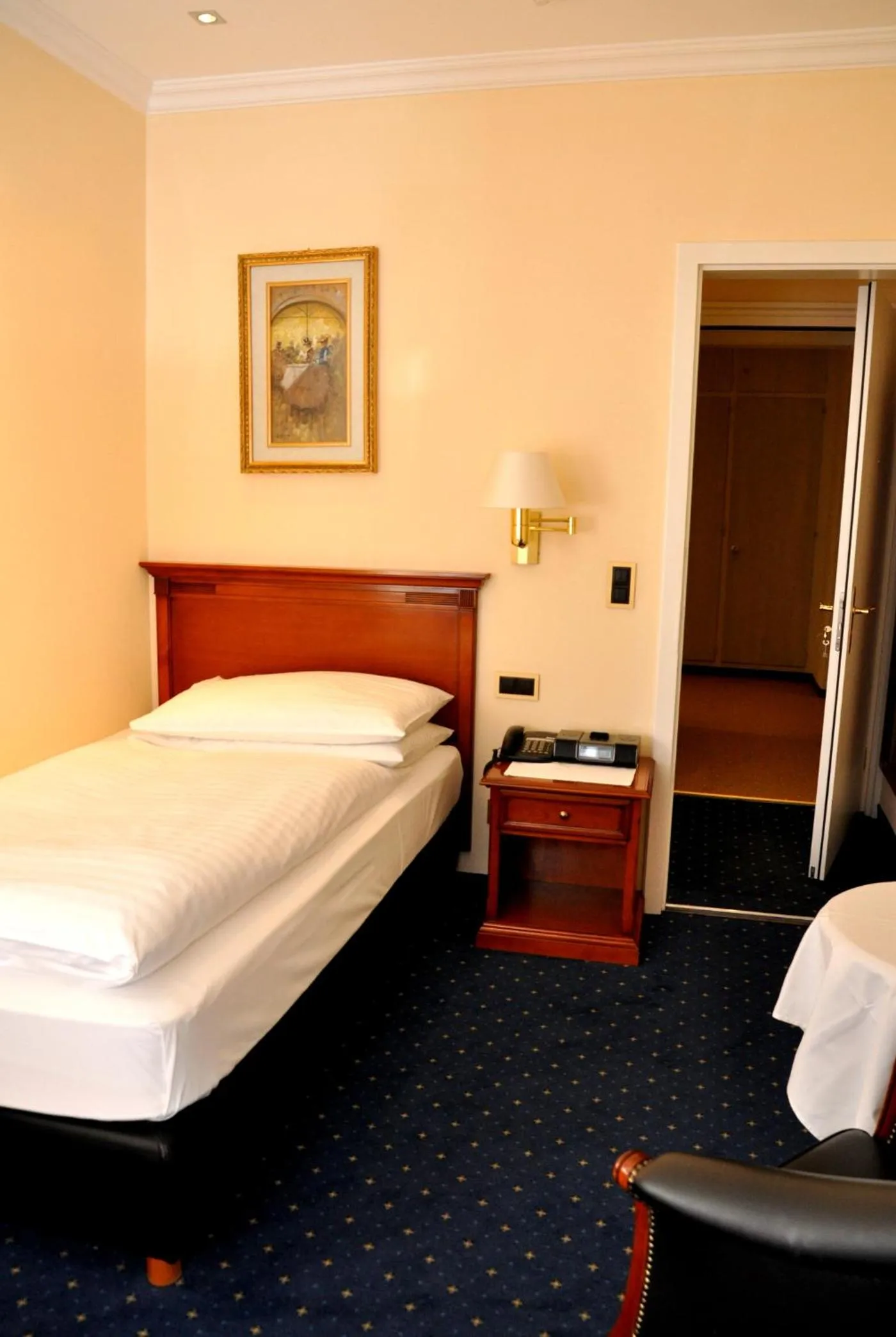 Photo of the whole room, Bed in Soldanella