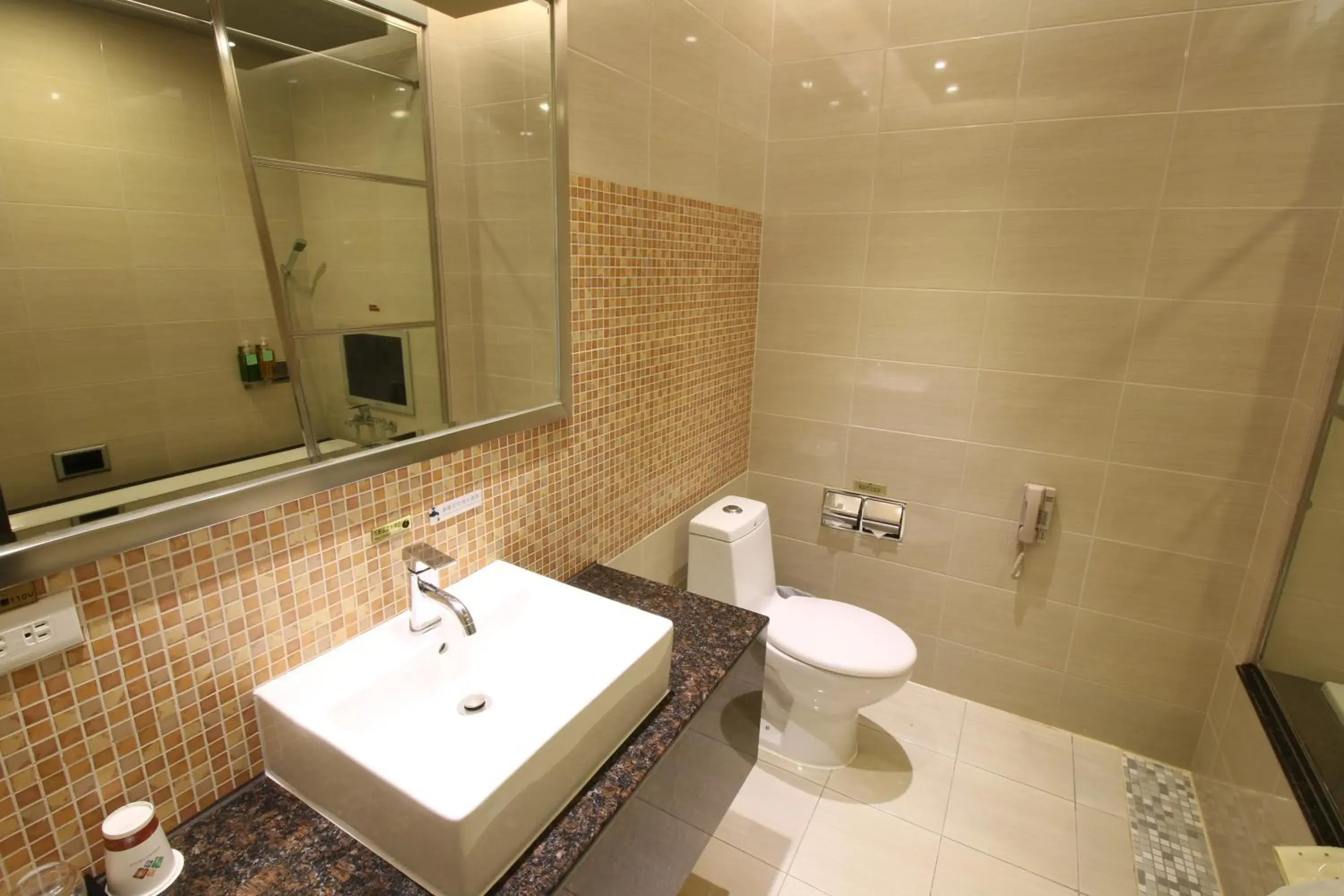 Bathroom in R7 Hotel