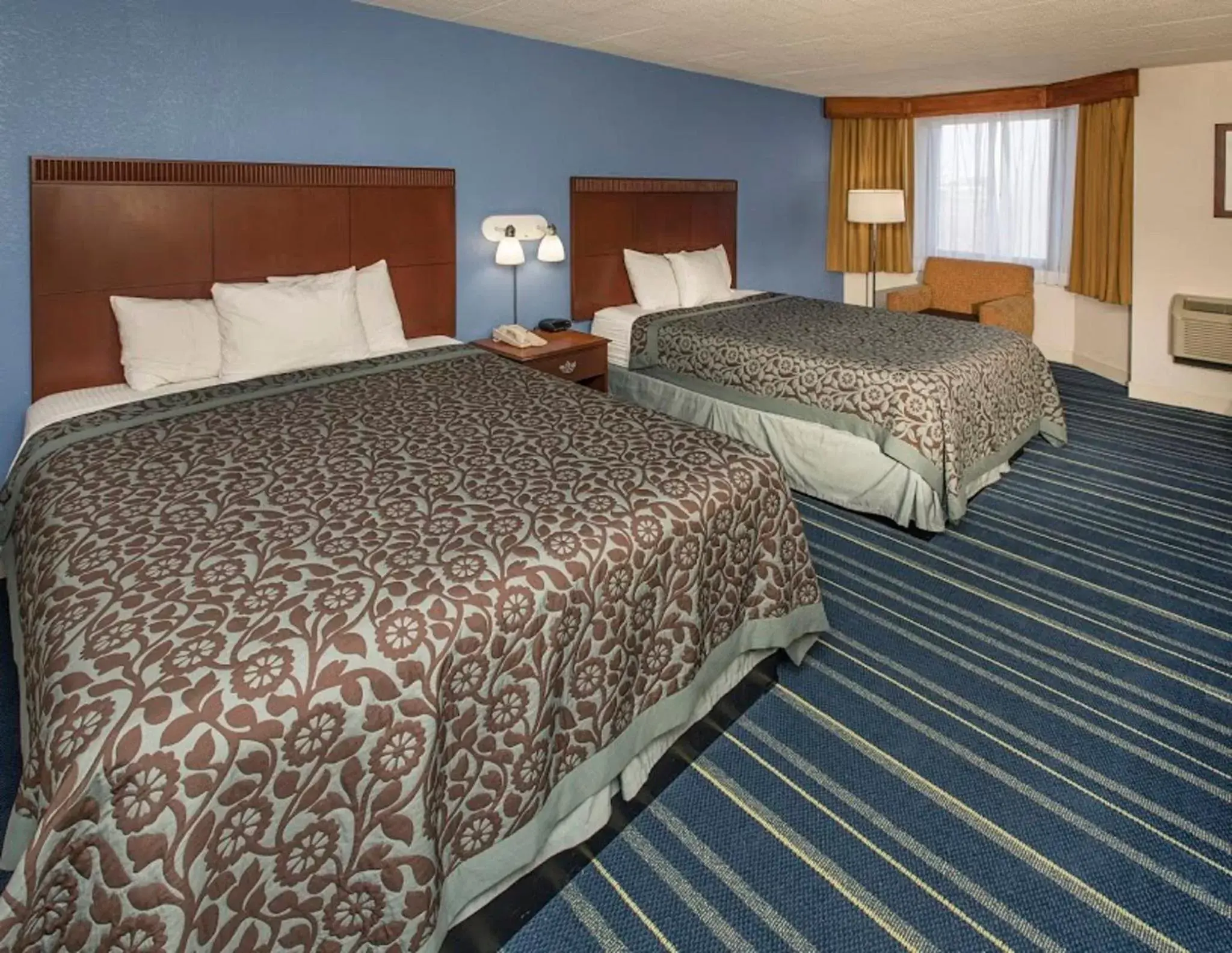 Photo of the whole room, Bed in Days Hotel by Wyndham Allentown Airport / Lehigh Valley