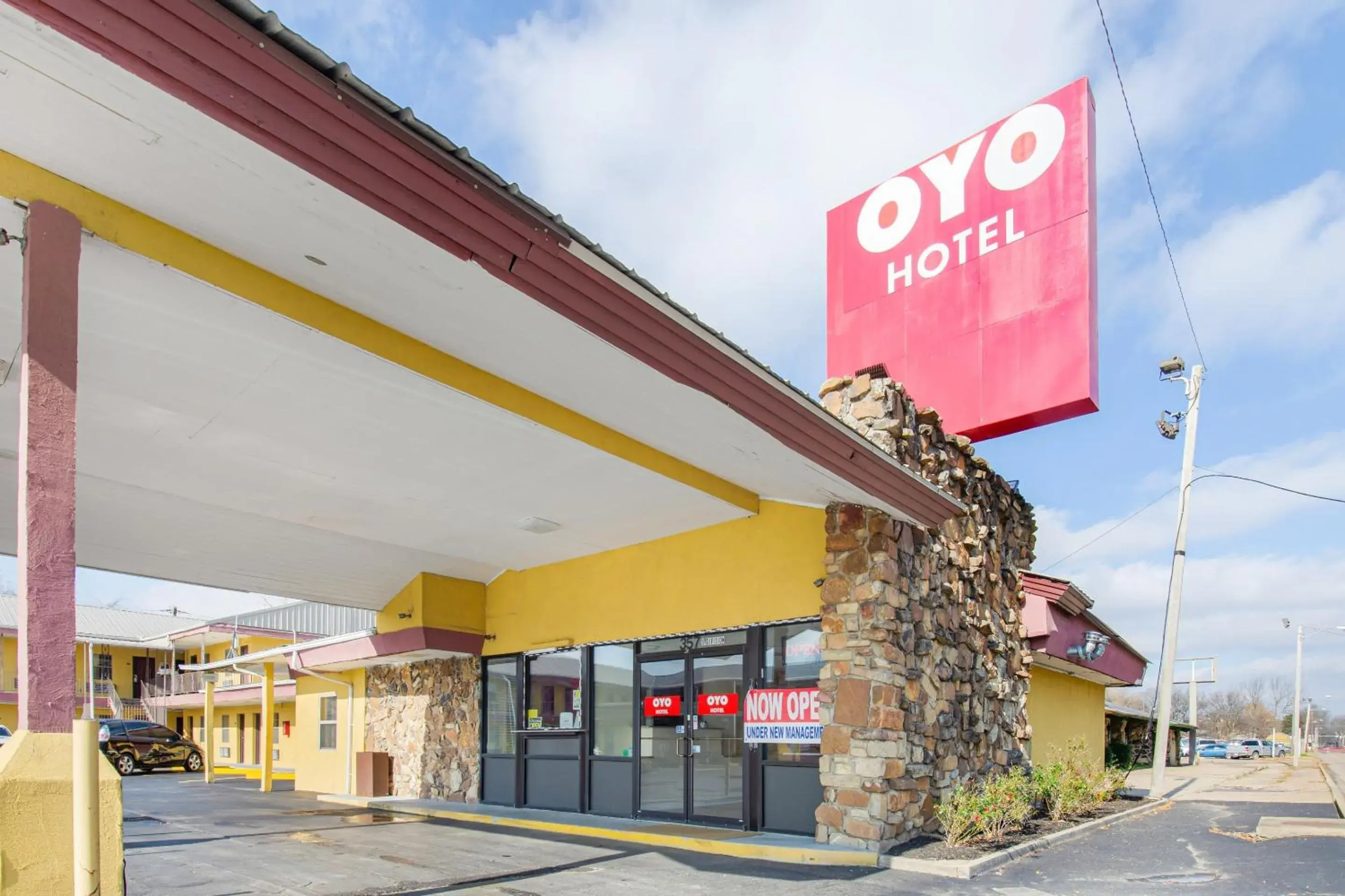 Facade/entrance in OYO Hotel Blytheville AR I-55