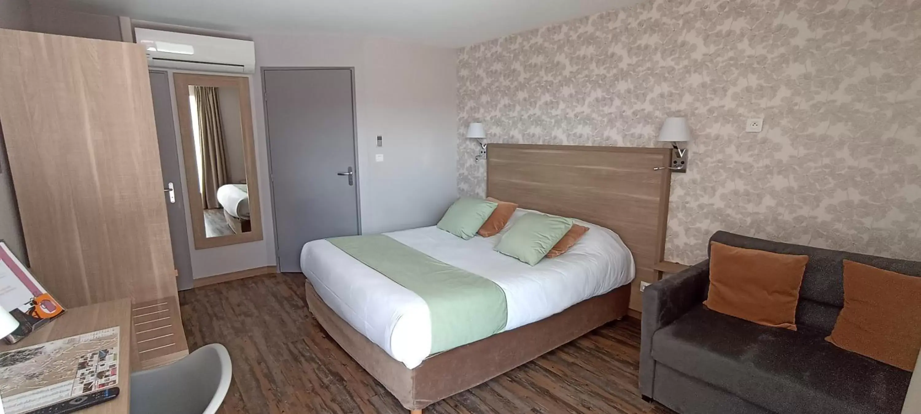 Bedroom, Bed in Hôtel Le Clos Badan