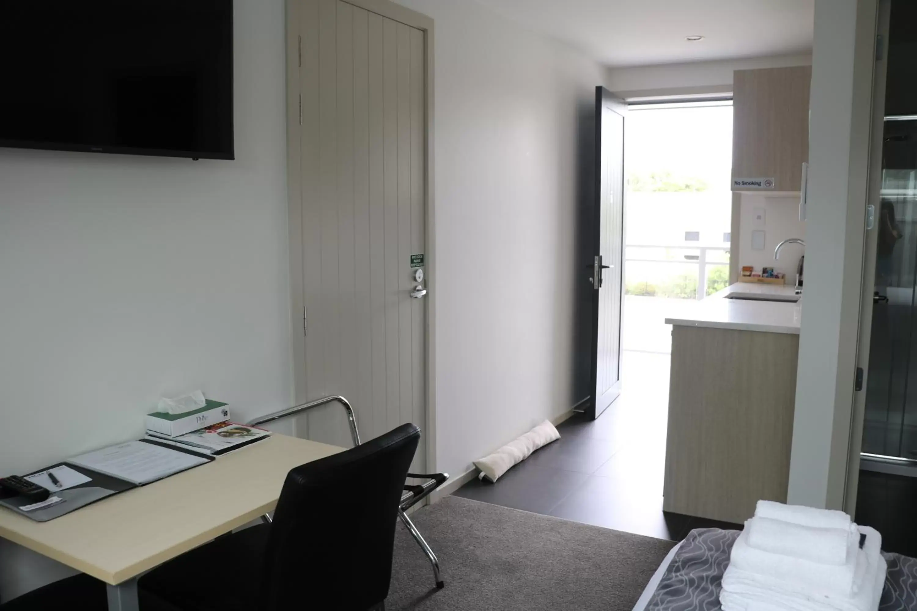 Kitchen or kitchenette, TV/Entertainment Center in MCM Motel Christchurch