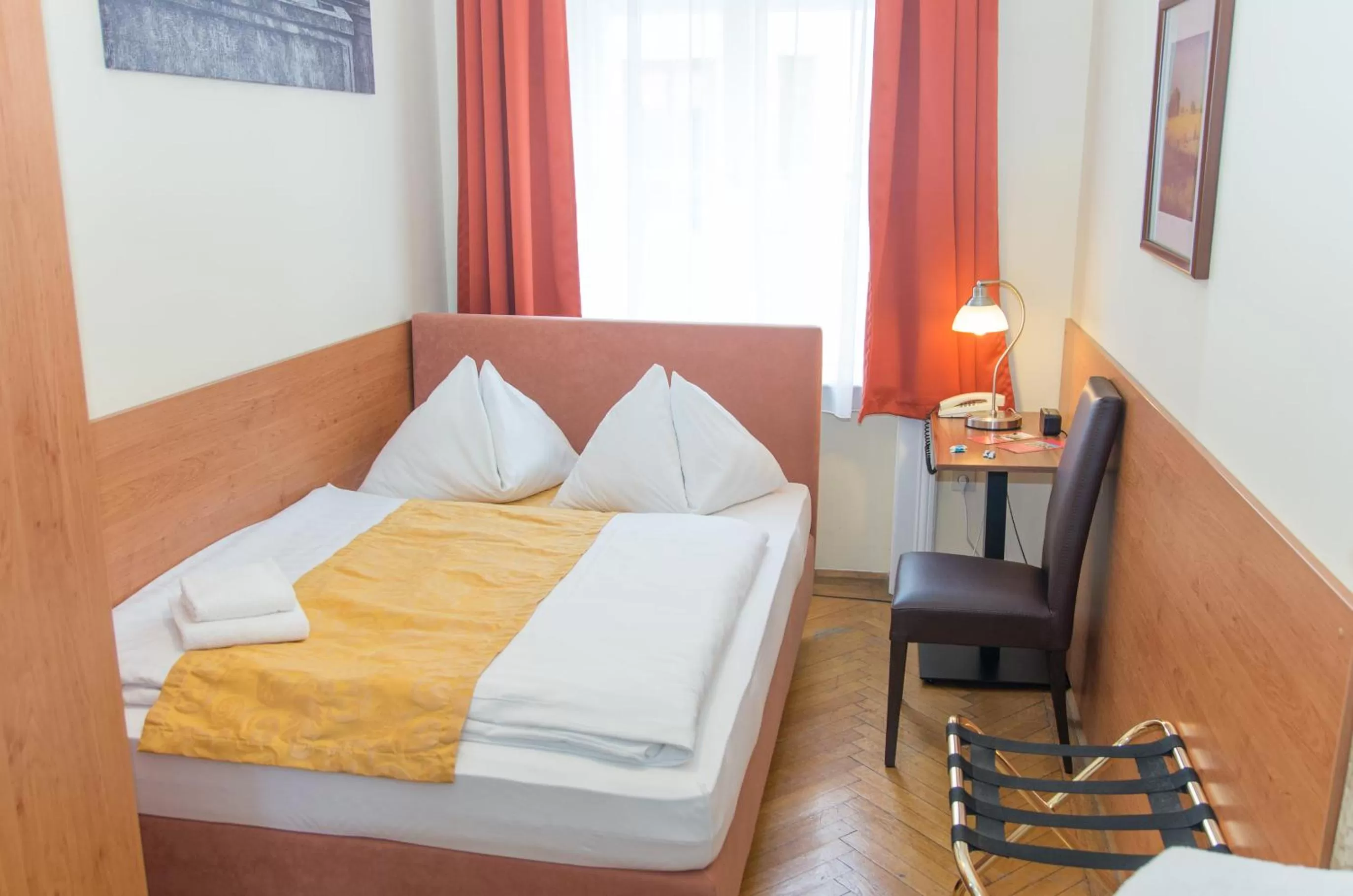 Small Double Room with Shared Bathroom in Pension Lehrerhaus