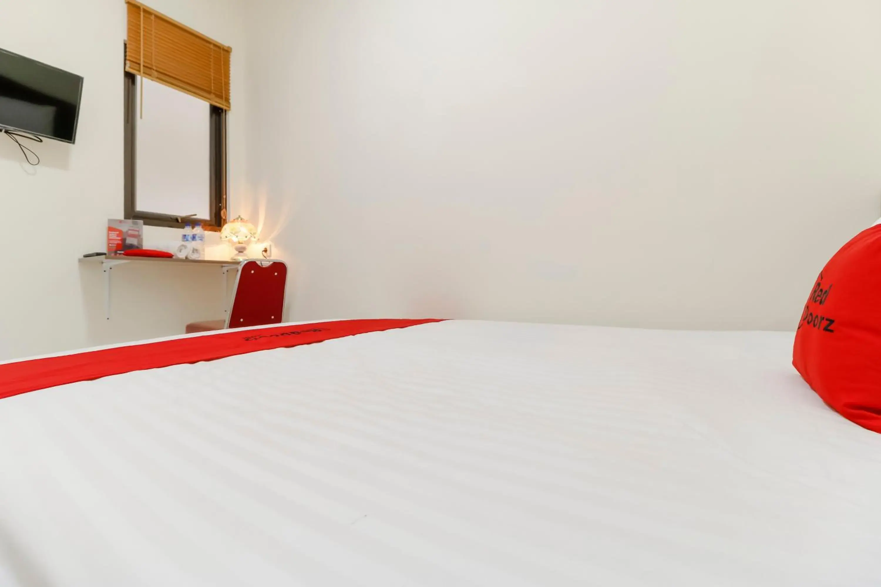 Bedroom, Bed in RedDoorz Plus near Ciputra World Kuningan 2