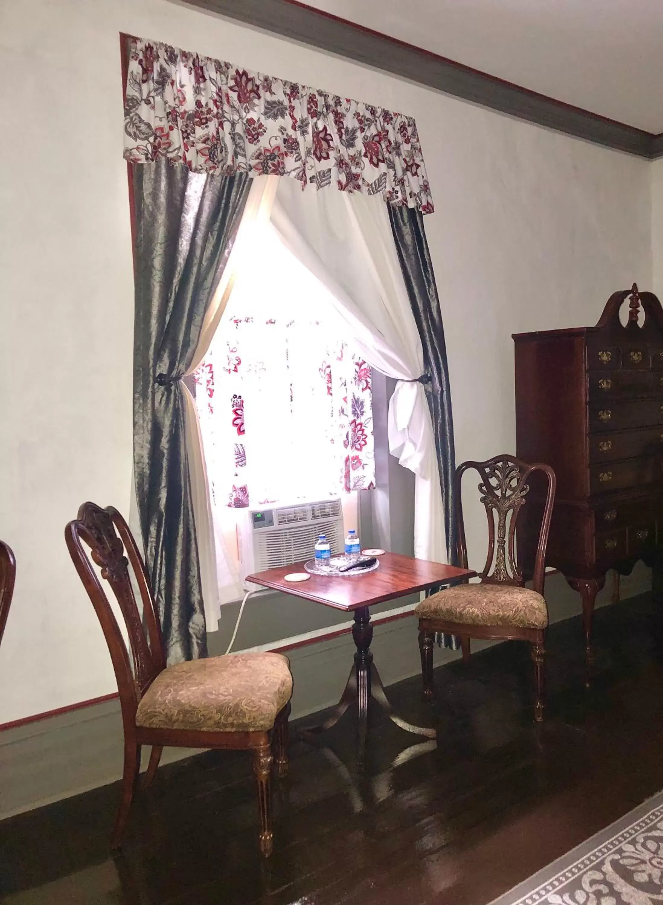 Seating area, Dining Area in Belmont Inn