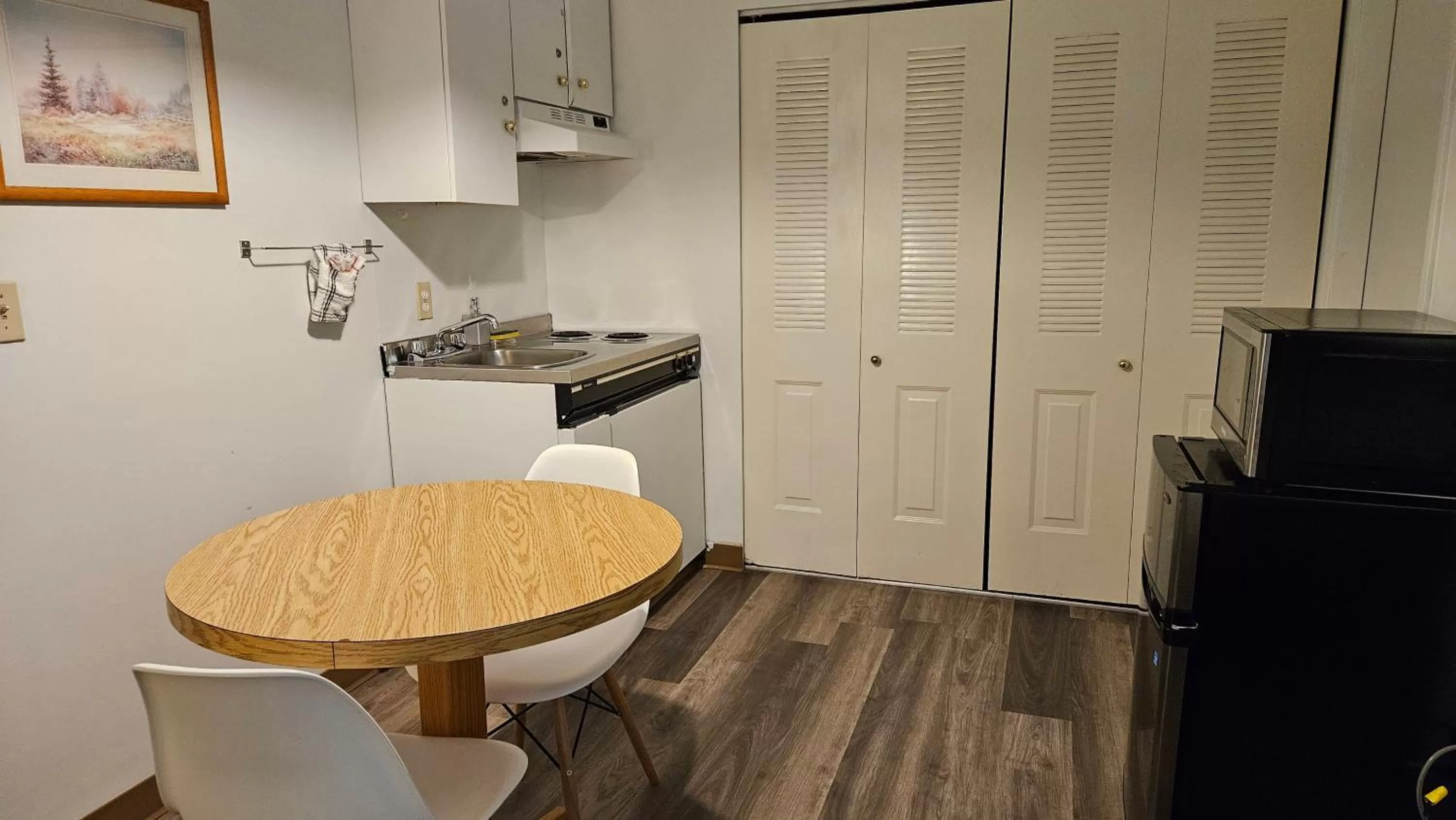 Kitchen or kitchenette in The Cedars Inn Hotel & Convention Centre