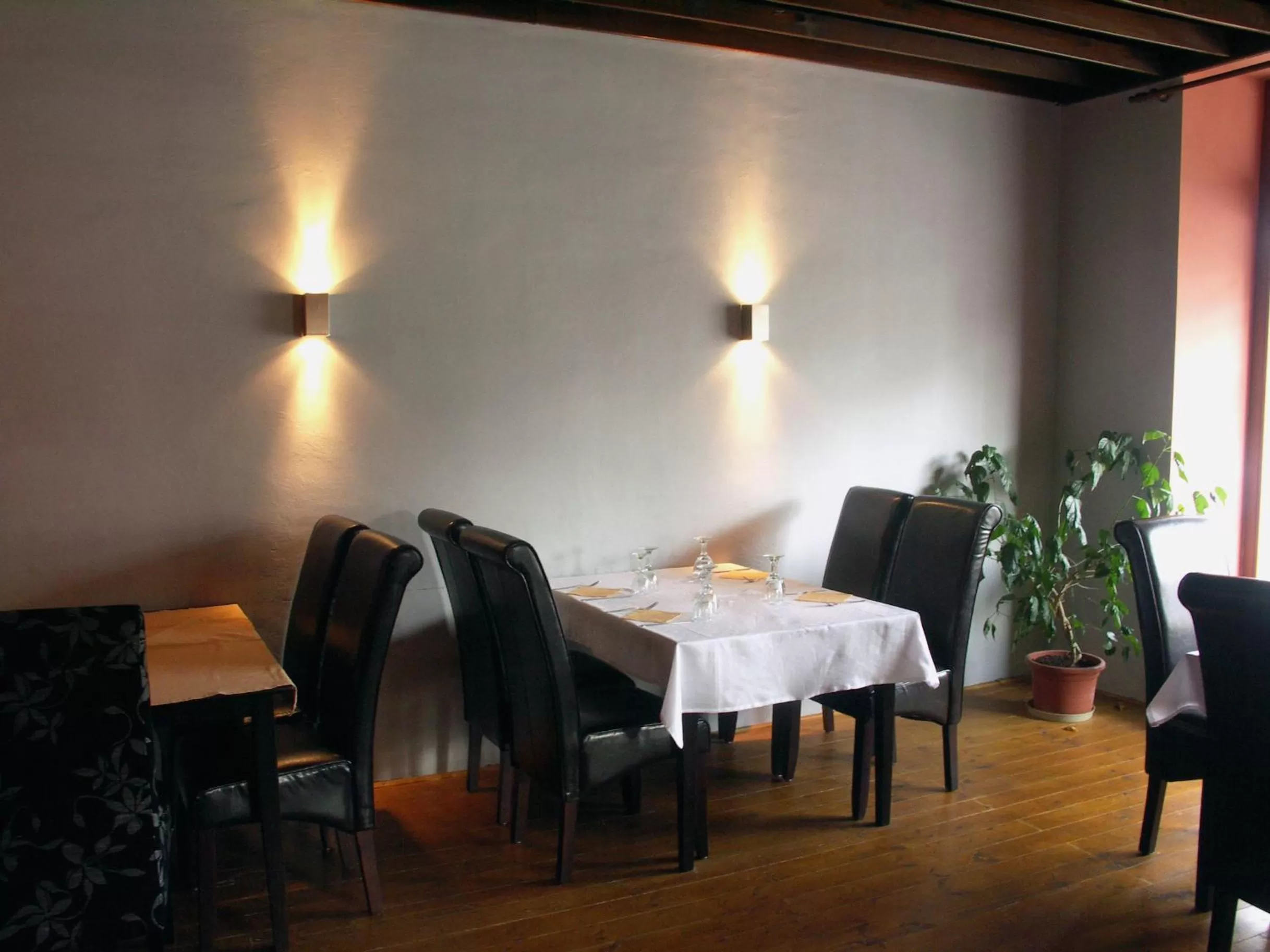 Restaurant/places to eat in Hotel Saloon