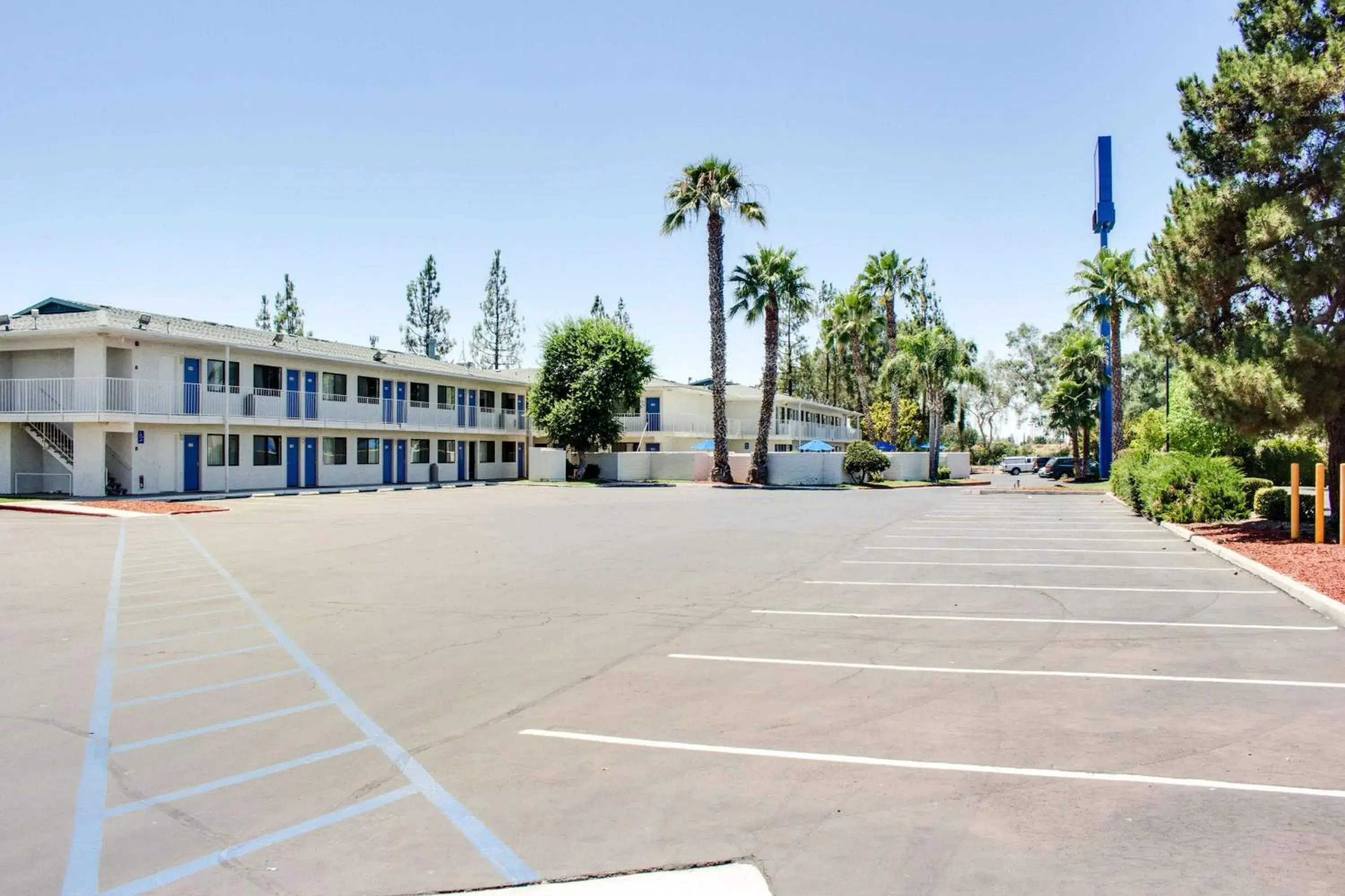 Property building, Tennis/Squash in Motel 6-Bakersfield, CA - South