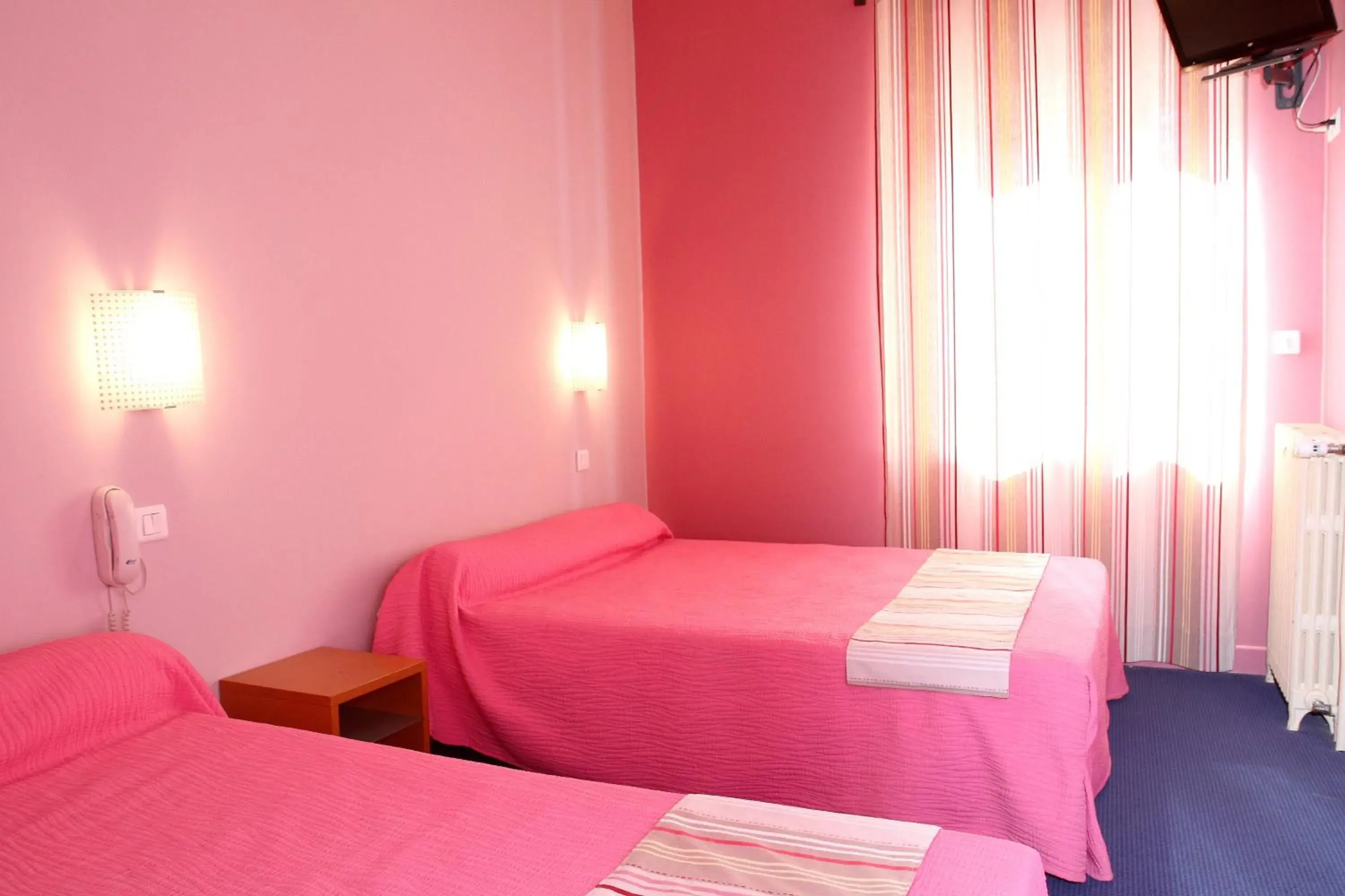 Day, Bed in Logis Hotel Le Clos Des Oliviers Day, Bed in Logis Hotel Le Clos Des Oliviers