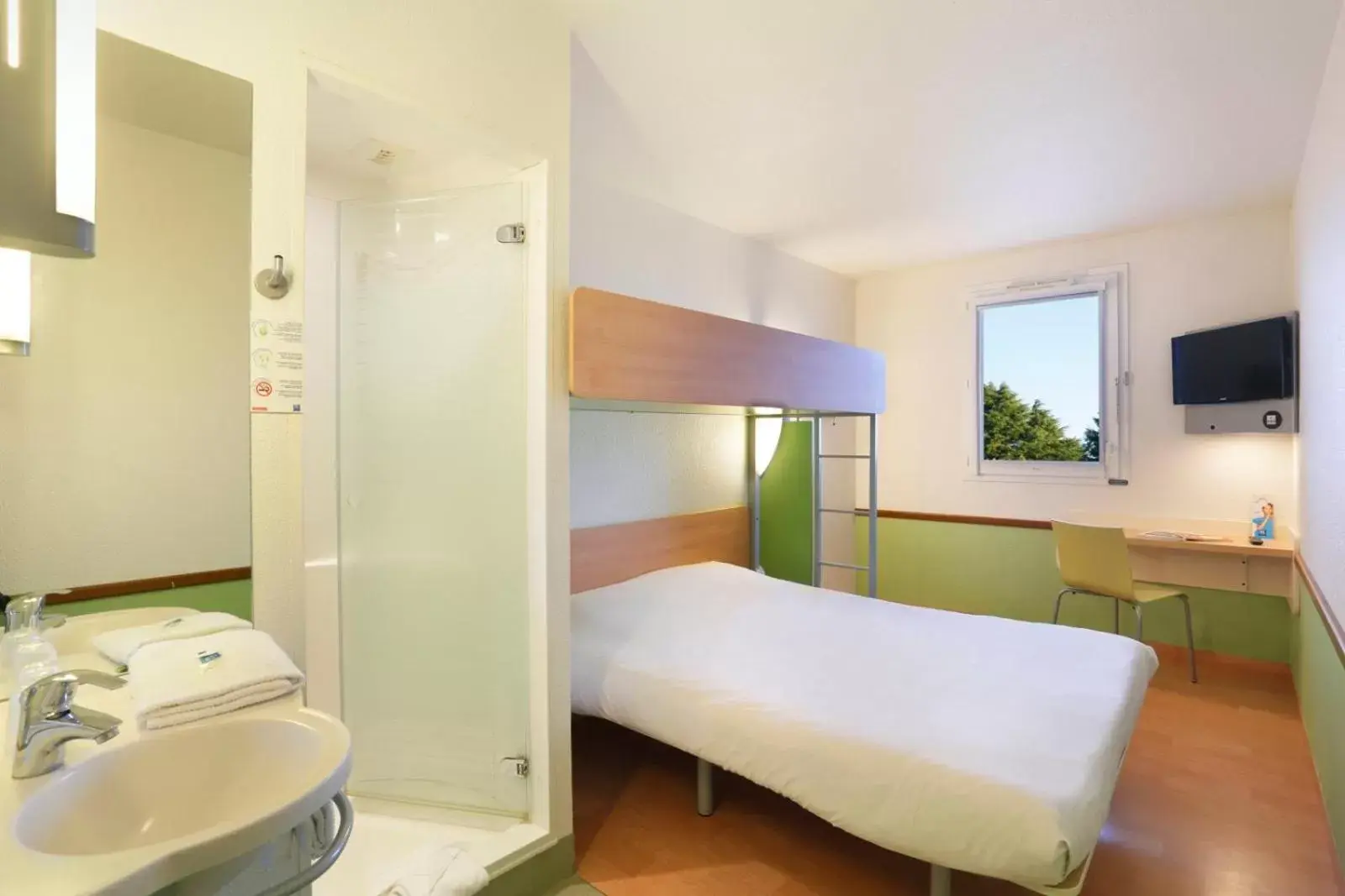 Bedroom, Bathroom in Hotel Ibis Budget Cosne Sur Loire