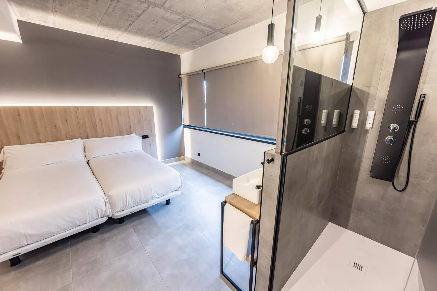 Shower, Bed in Hospedium Hotel Devalar Do Mar