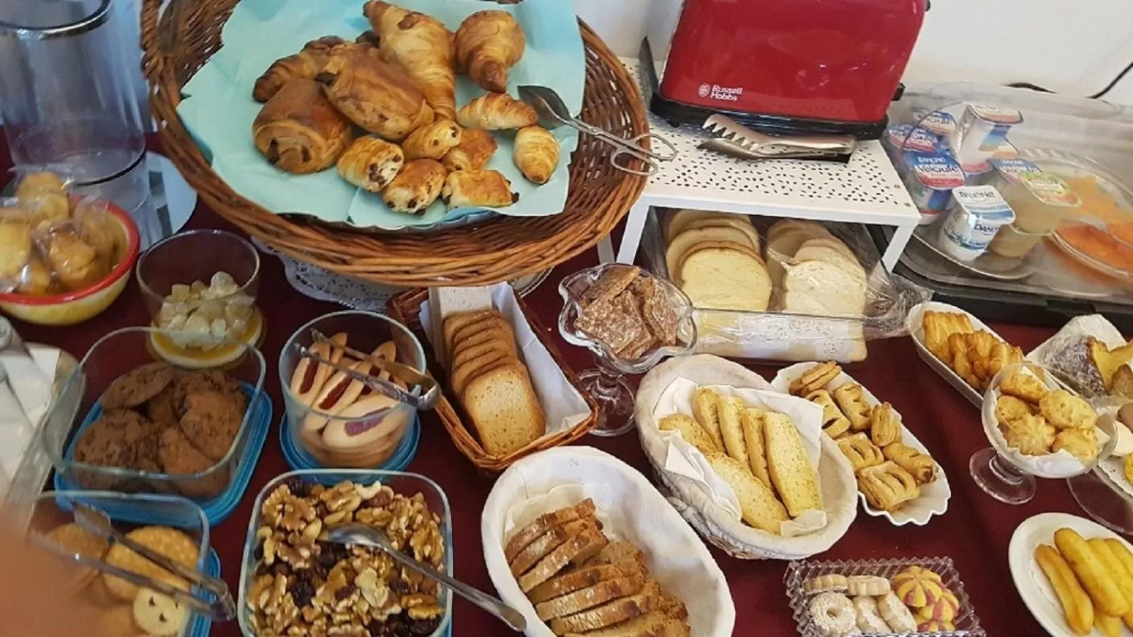 Buffet breakfast in Logis Hôtel Villa Victorine