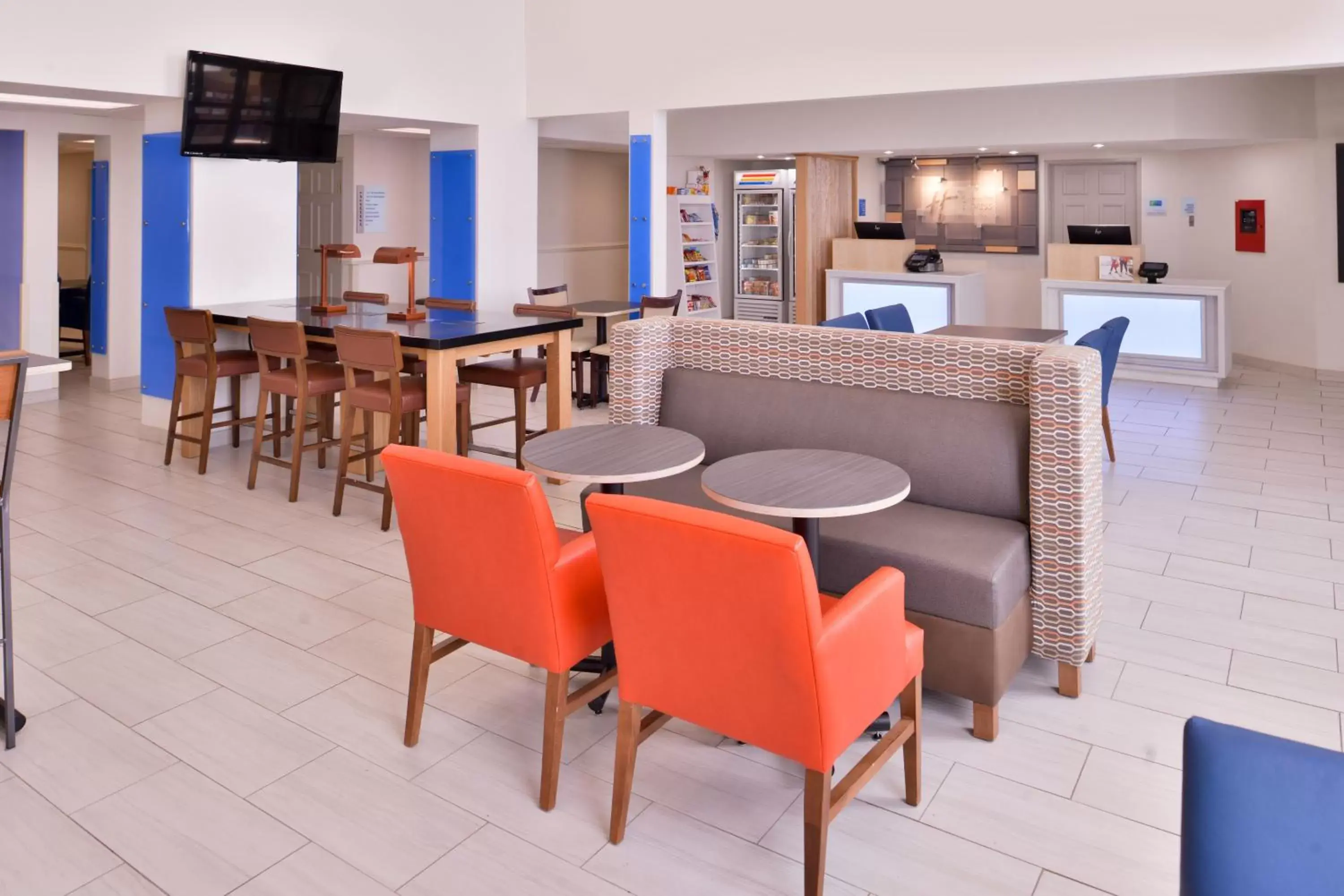 Property building, Lounge/Bar in Holiday Inn Express Hotel & Suites Farmington, an IHG Hotel