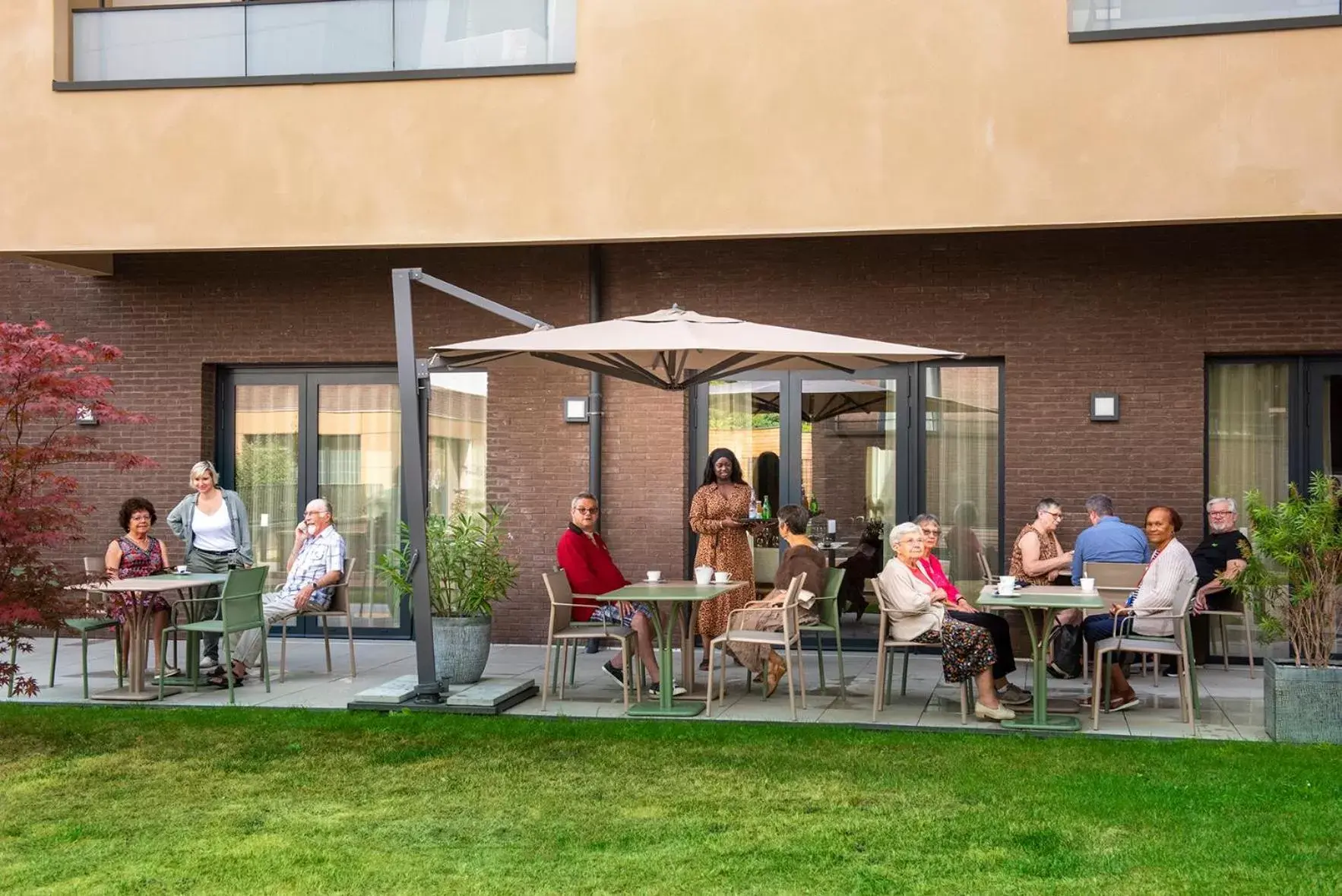 Patio, Restaurant/Places to Eat in Résidence services seniors Les Boréales