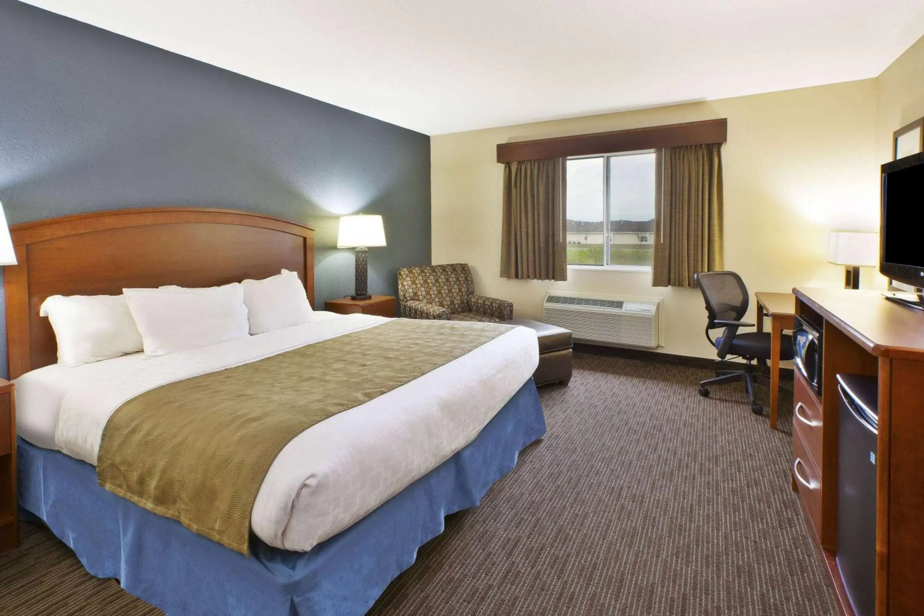 Photo of the whole room, Bed in AmericInn by Wyndham Bay City