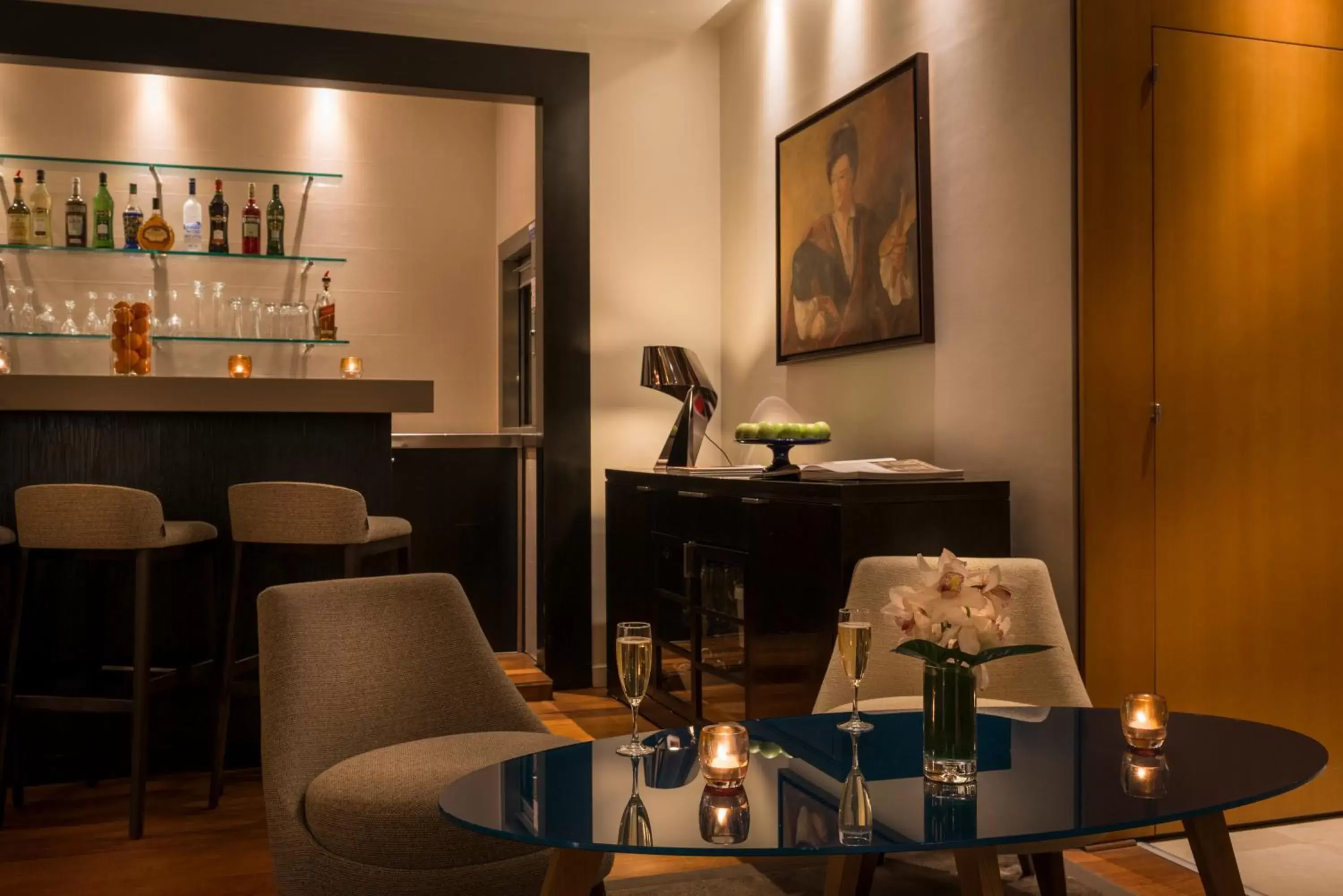 Lounge or bar, Restaurant/Places to Eat in Hôtel Le Walt by Inwood Hotels