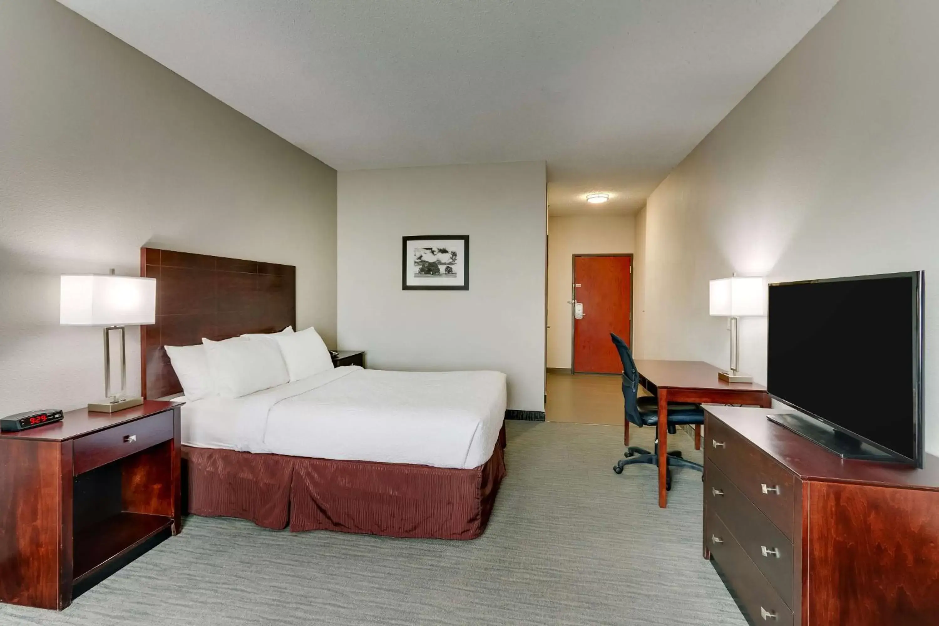 Bedroom, TV/Entertainment Center in Best Western PLUS University Inn & Suites