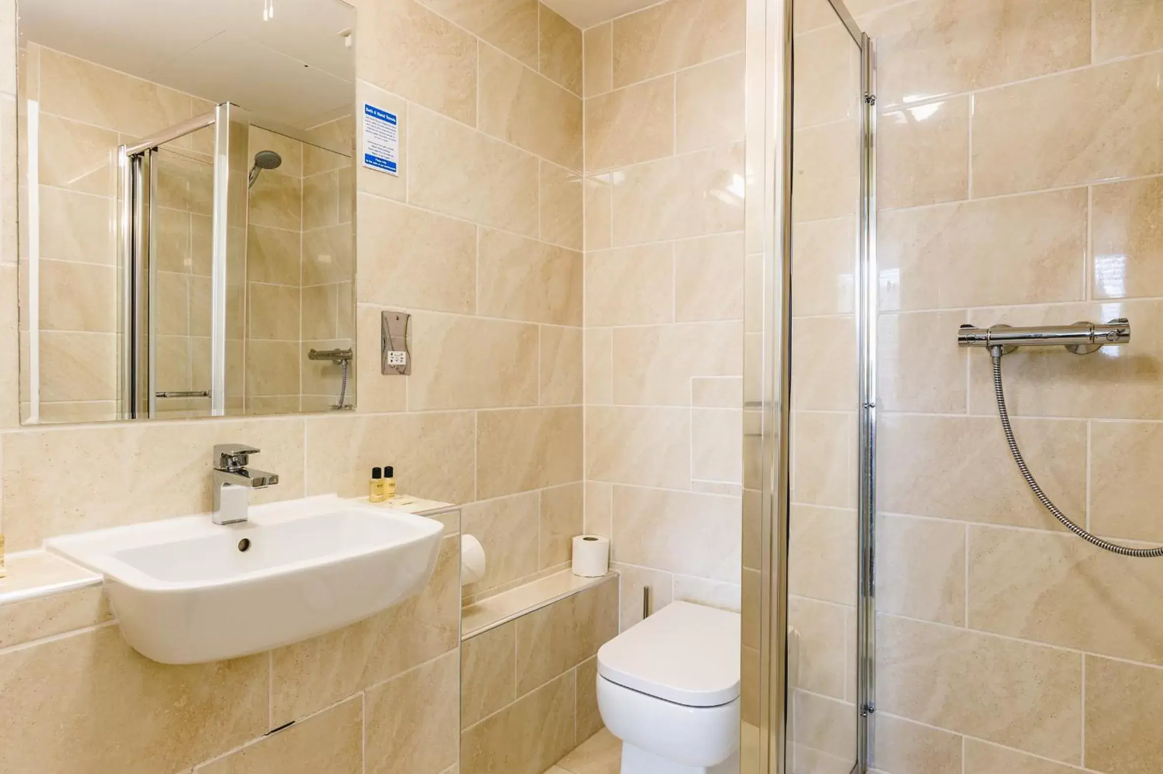 Bathroom in George Oxford Hotel
