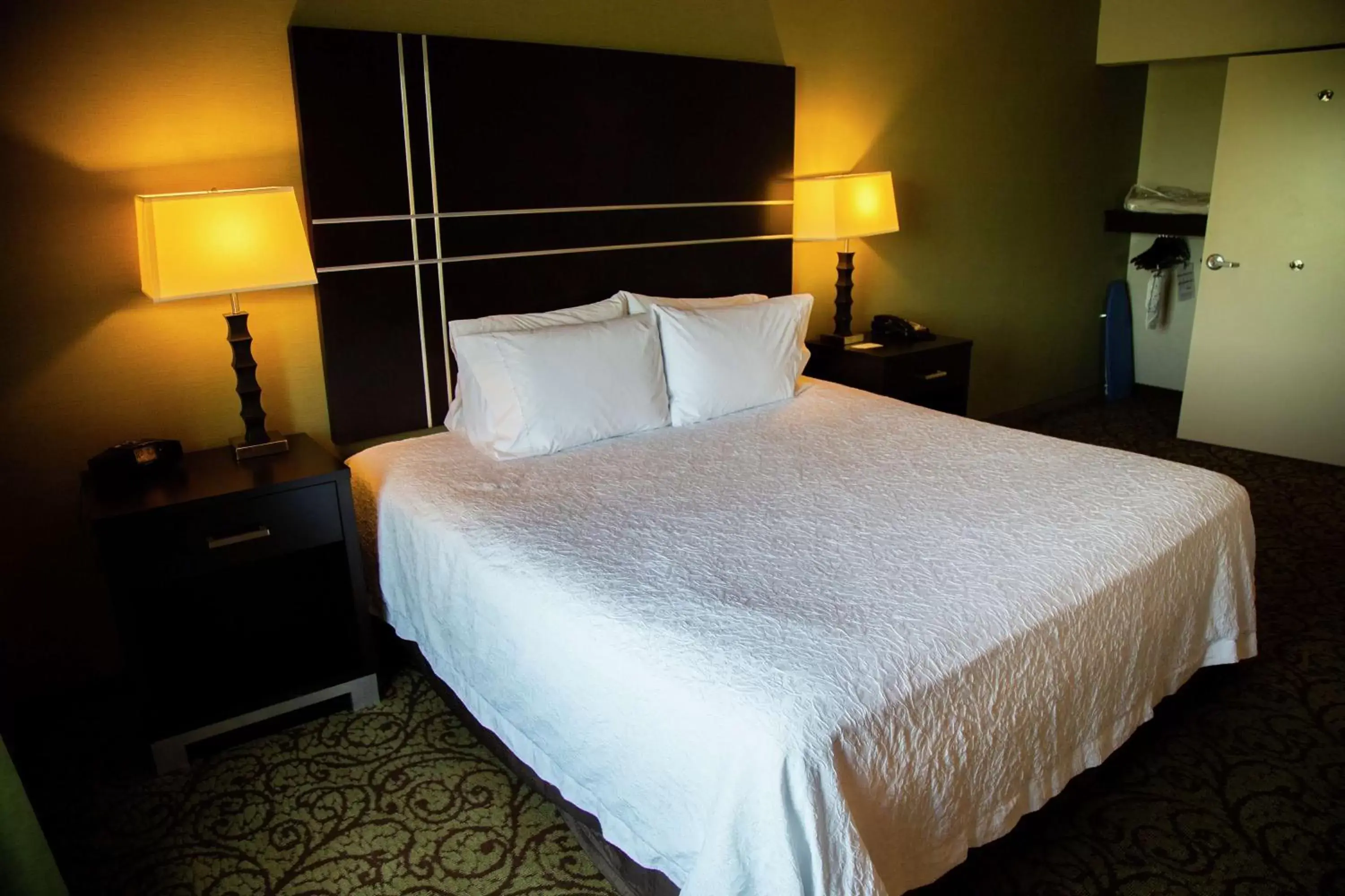 Bed in Hampton Inn & Suites Sharon