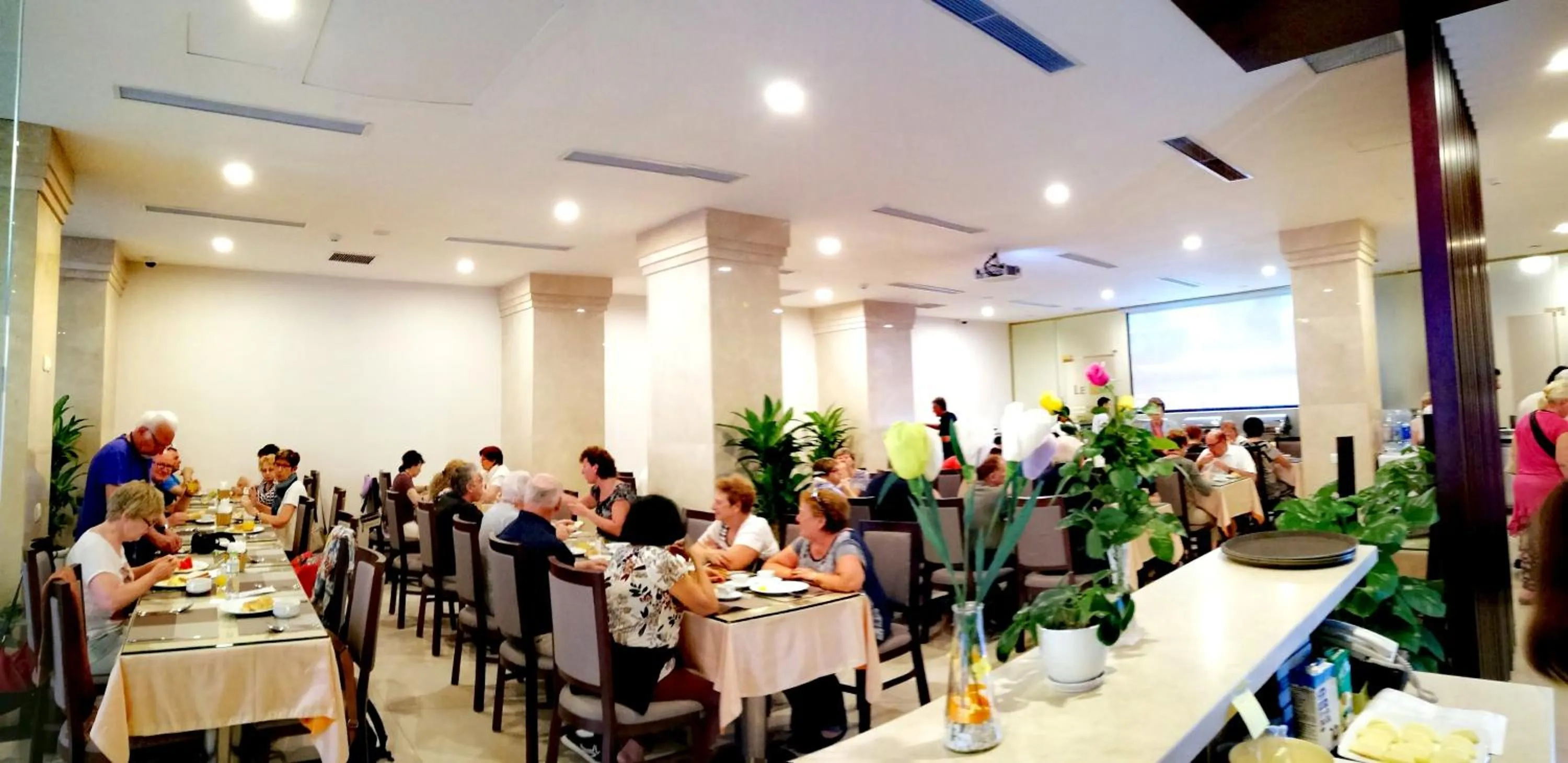 Restaurant/Places to Eat in Lenid Hotel Tho Nhuom