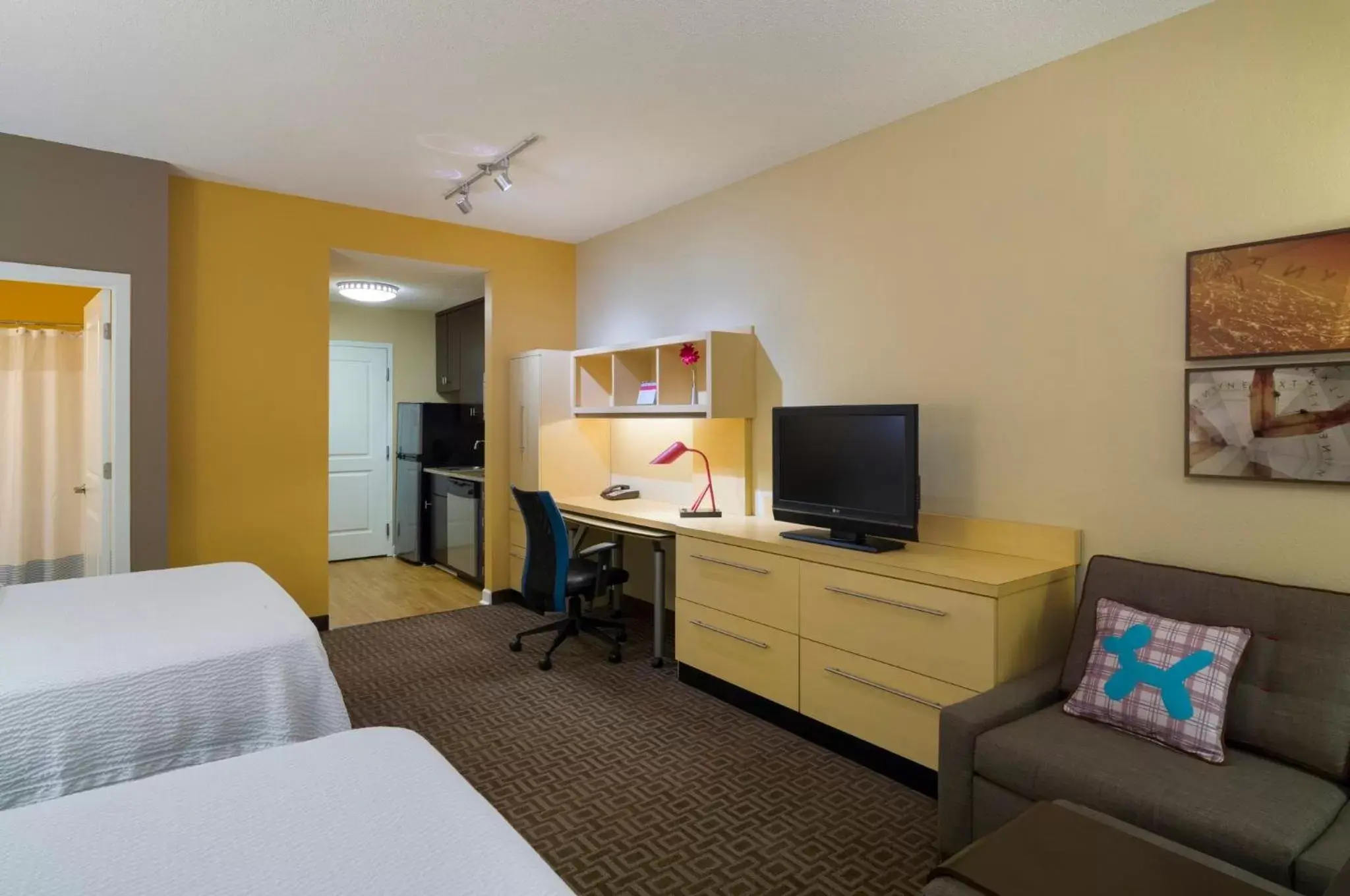 Photo of the whole room, TV/Entertainment Center in TownePlace Suites by Marriott Harrisburg Hershey