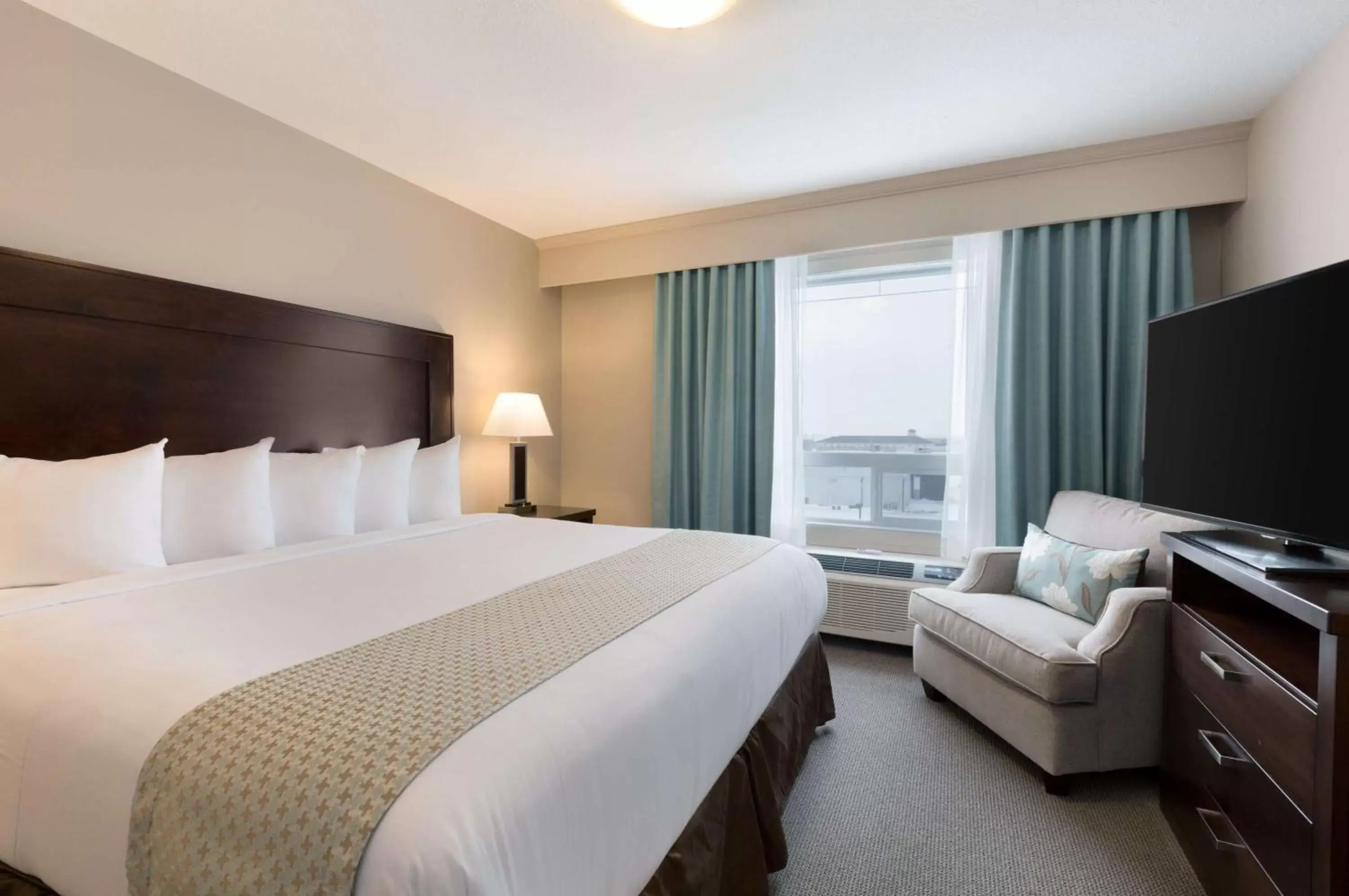 Photo of the whole room, Bed in Ramada by Wyndham Emerald Park/Regina East