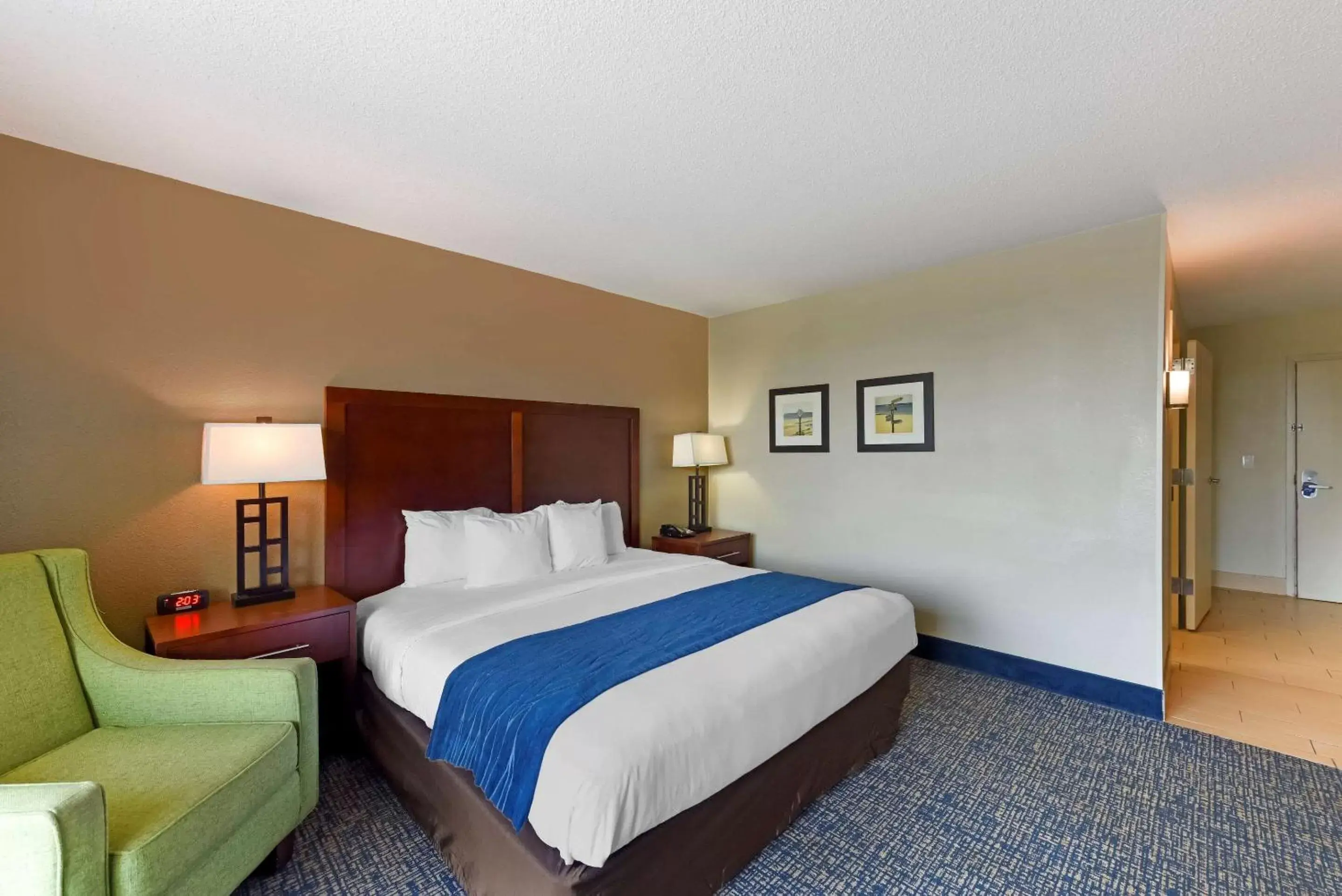 Photo of the whole room, Bed in Comfort Inn on the Ocean