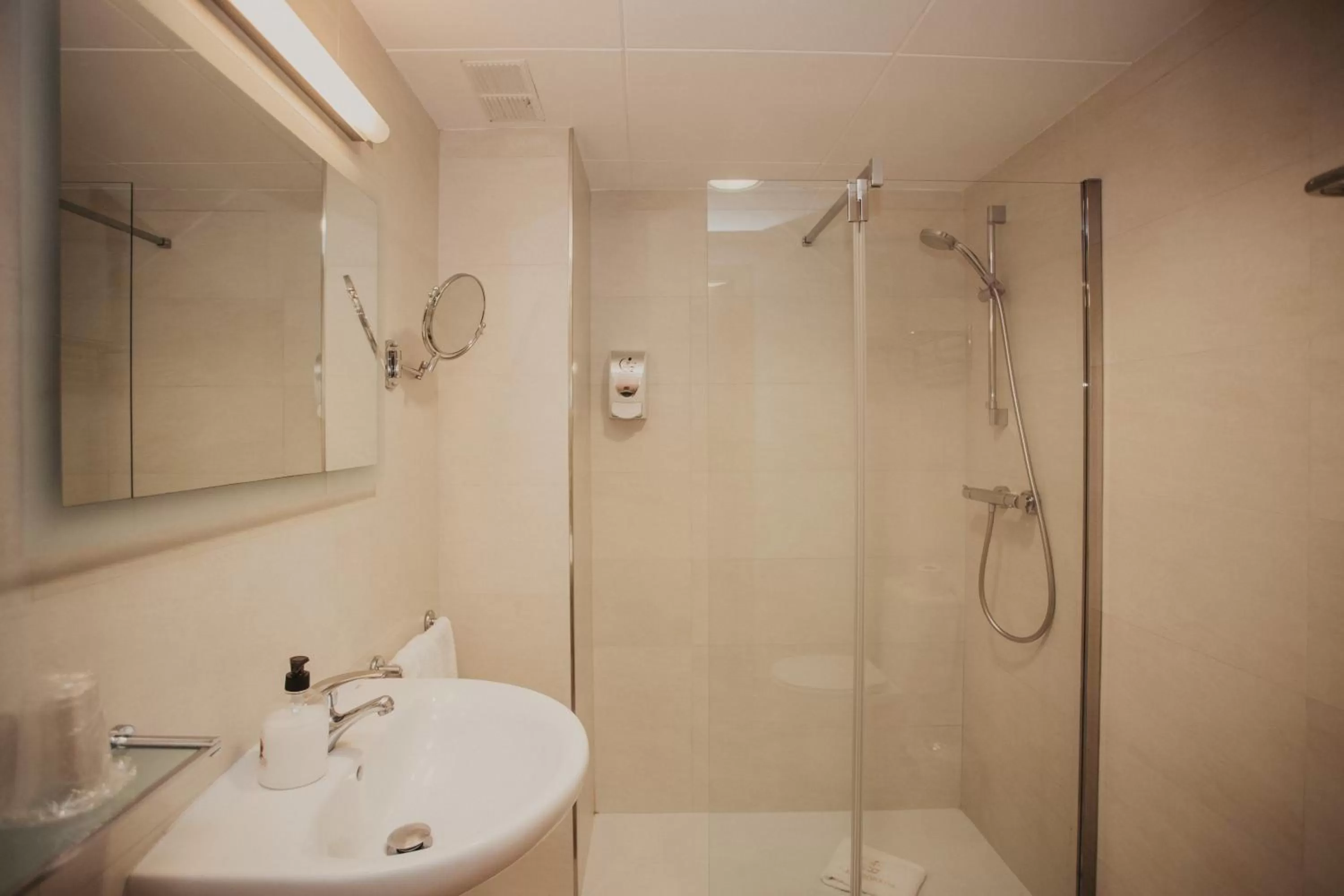 Shower in La Trobada Hotel Boutique
