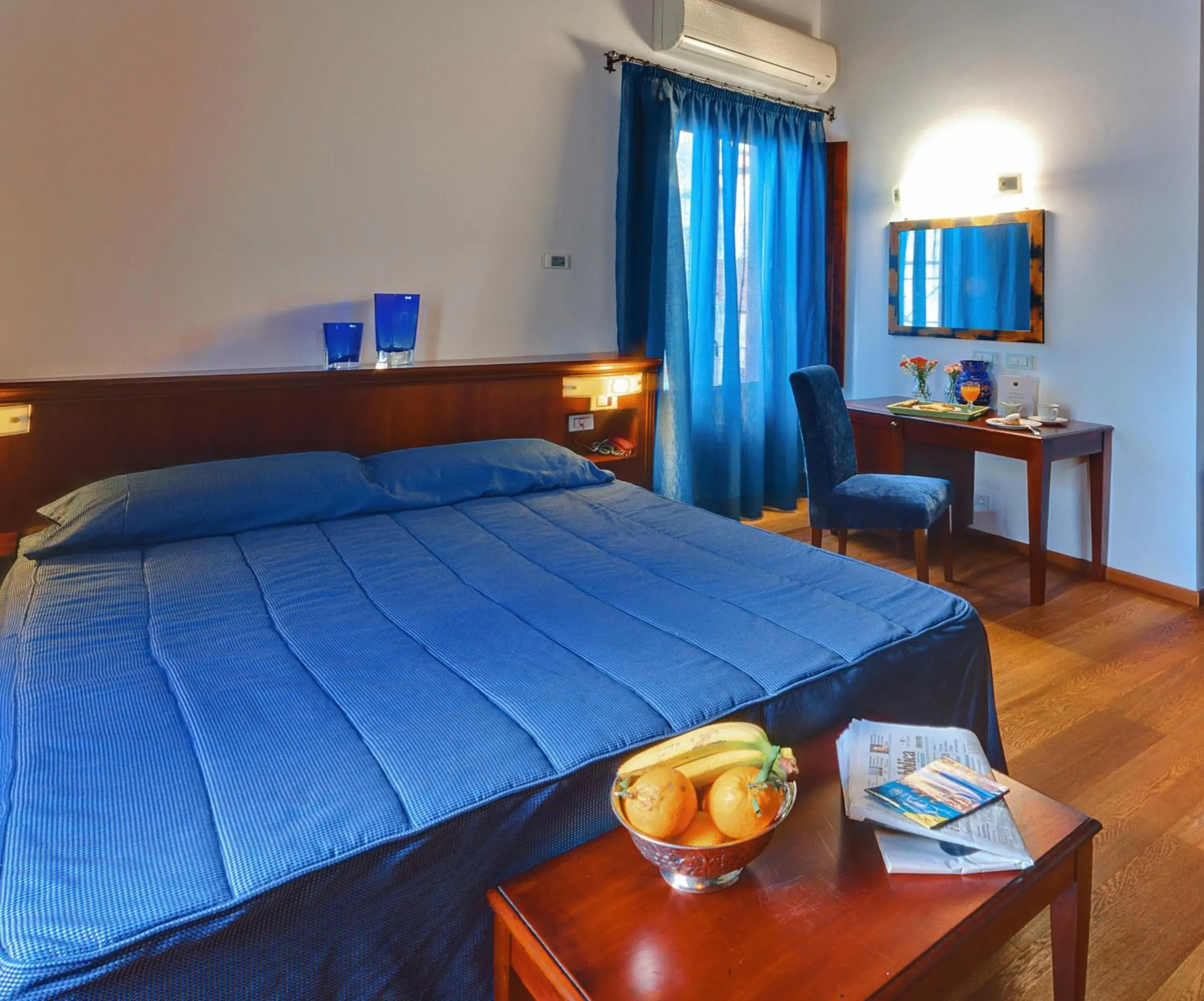 Photo of the whole room, Bed in Hotel La Plumeria
