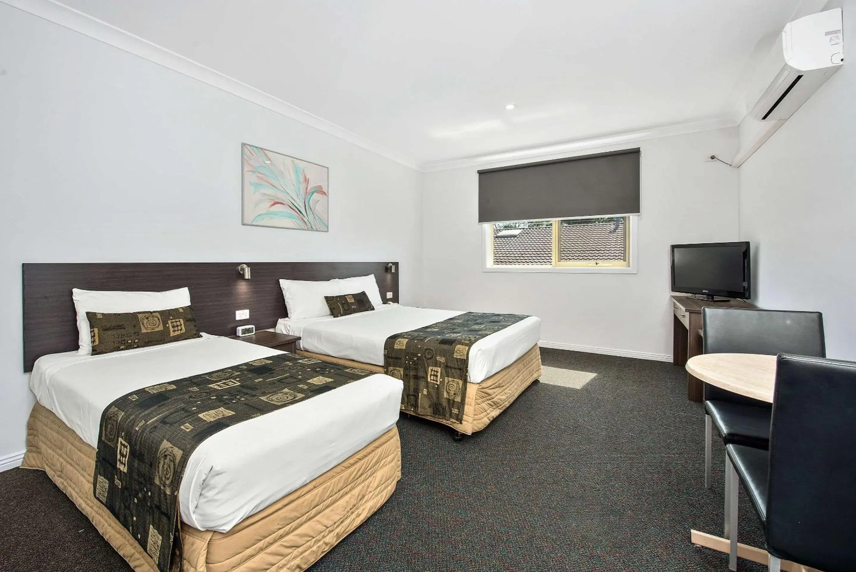 Photo of the whole room, Bed in Comfort Hotel Dandenong Photo of the whole room, Bed in Comfort Hotel Dandenong
