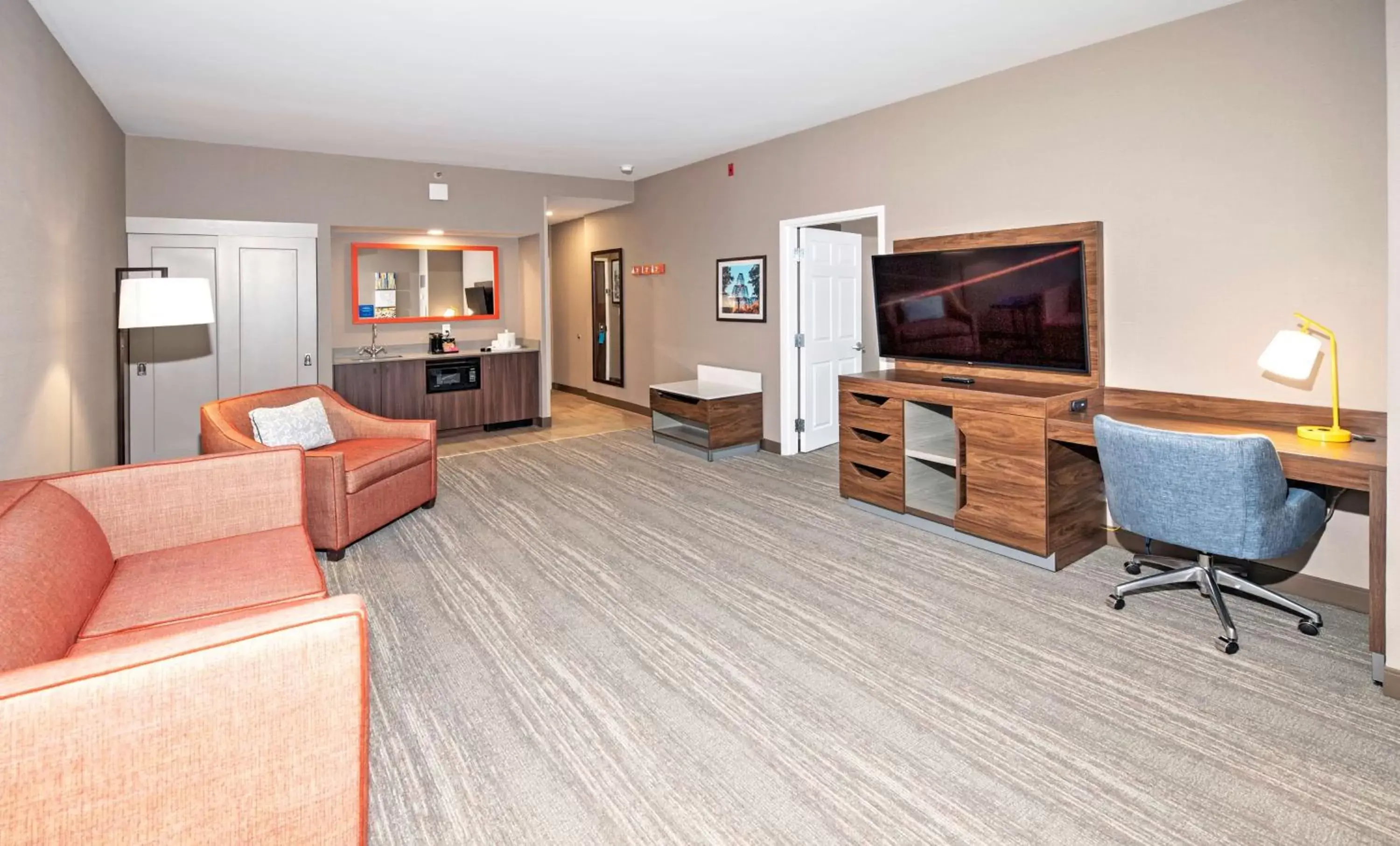 Bedroom, Seating Area in Hampton by Hilton Ottawa